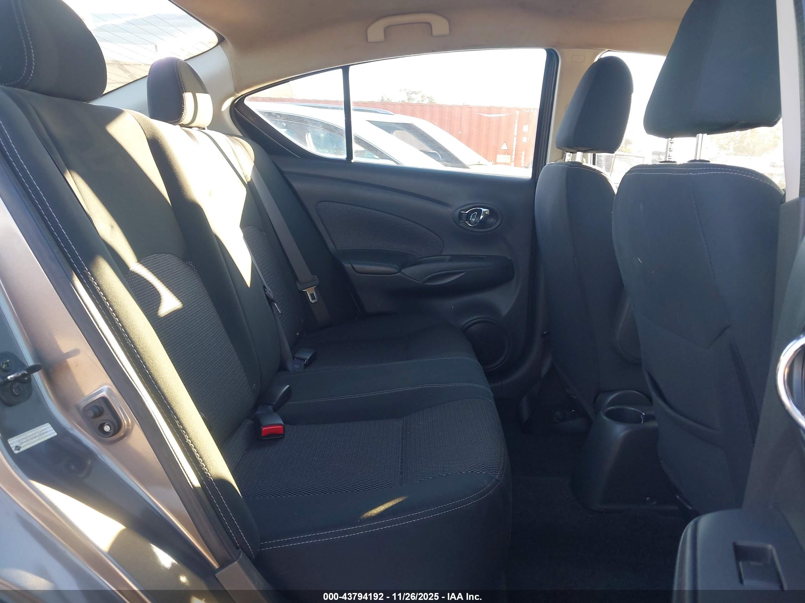 NISSAN VERSA image 8