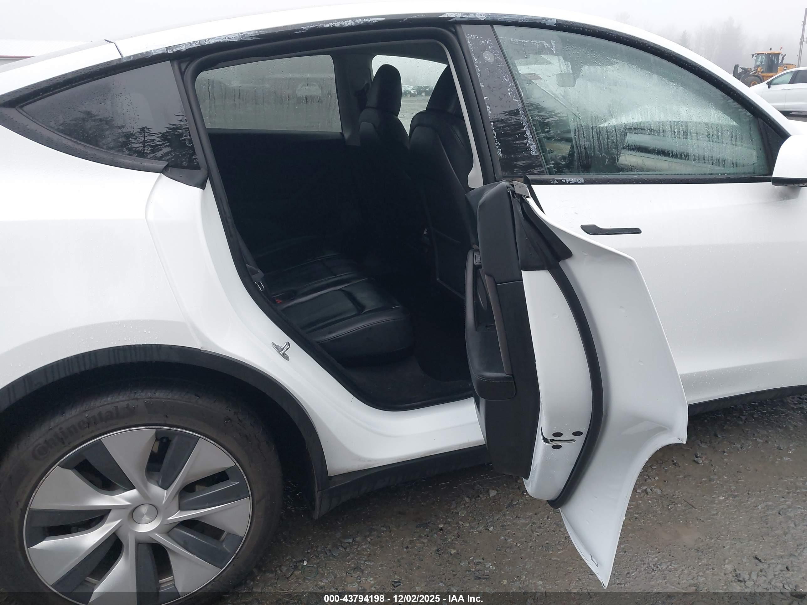 TESLA MODEL image 8