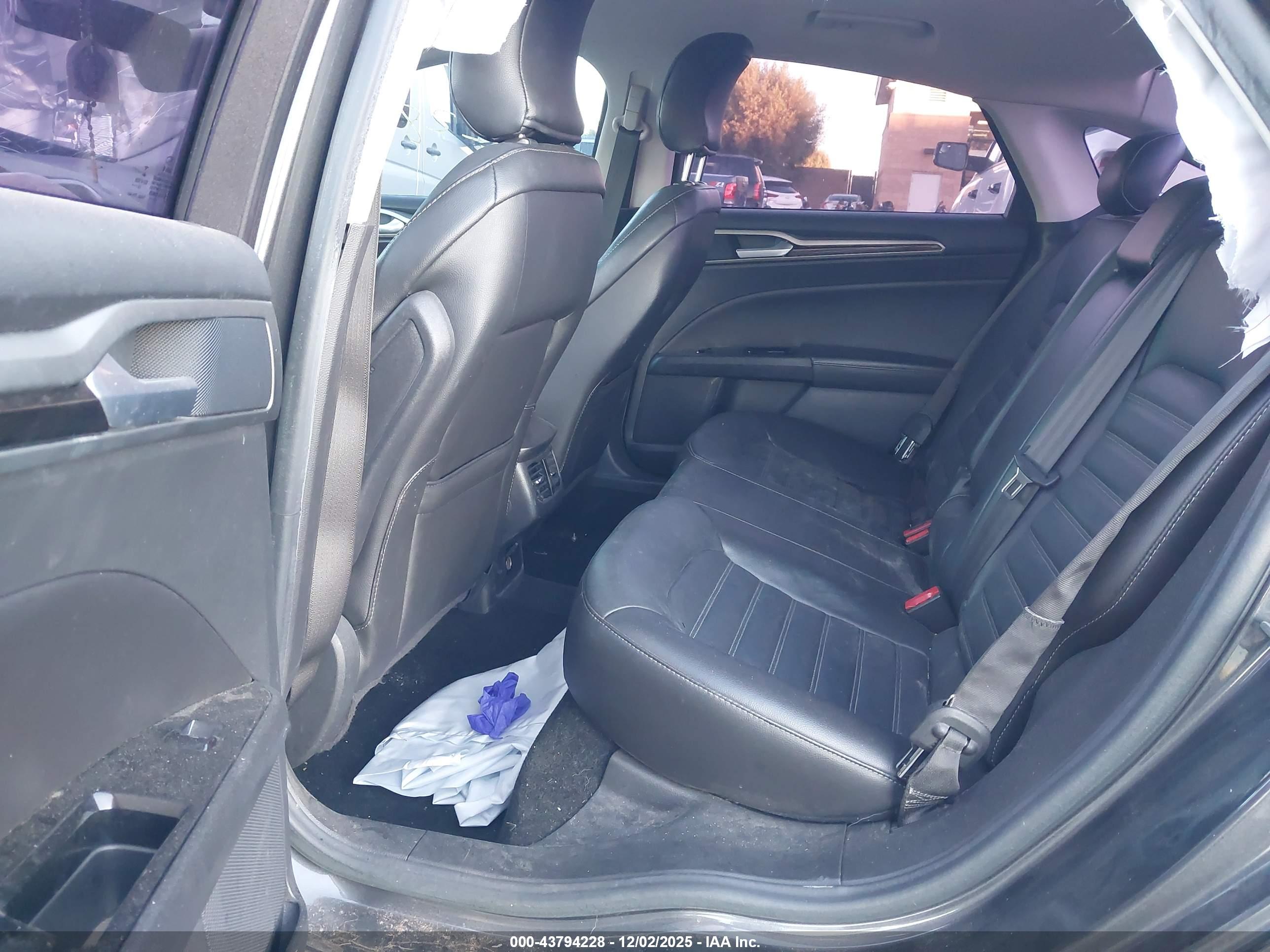 FORD FUSION image 8