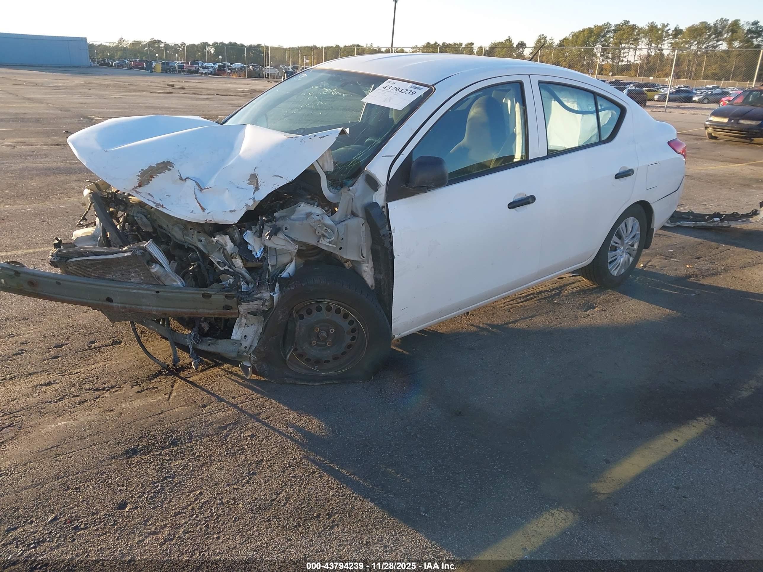 NISSAN VERSA image 2