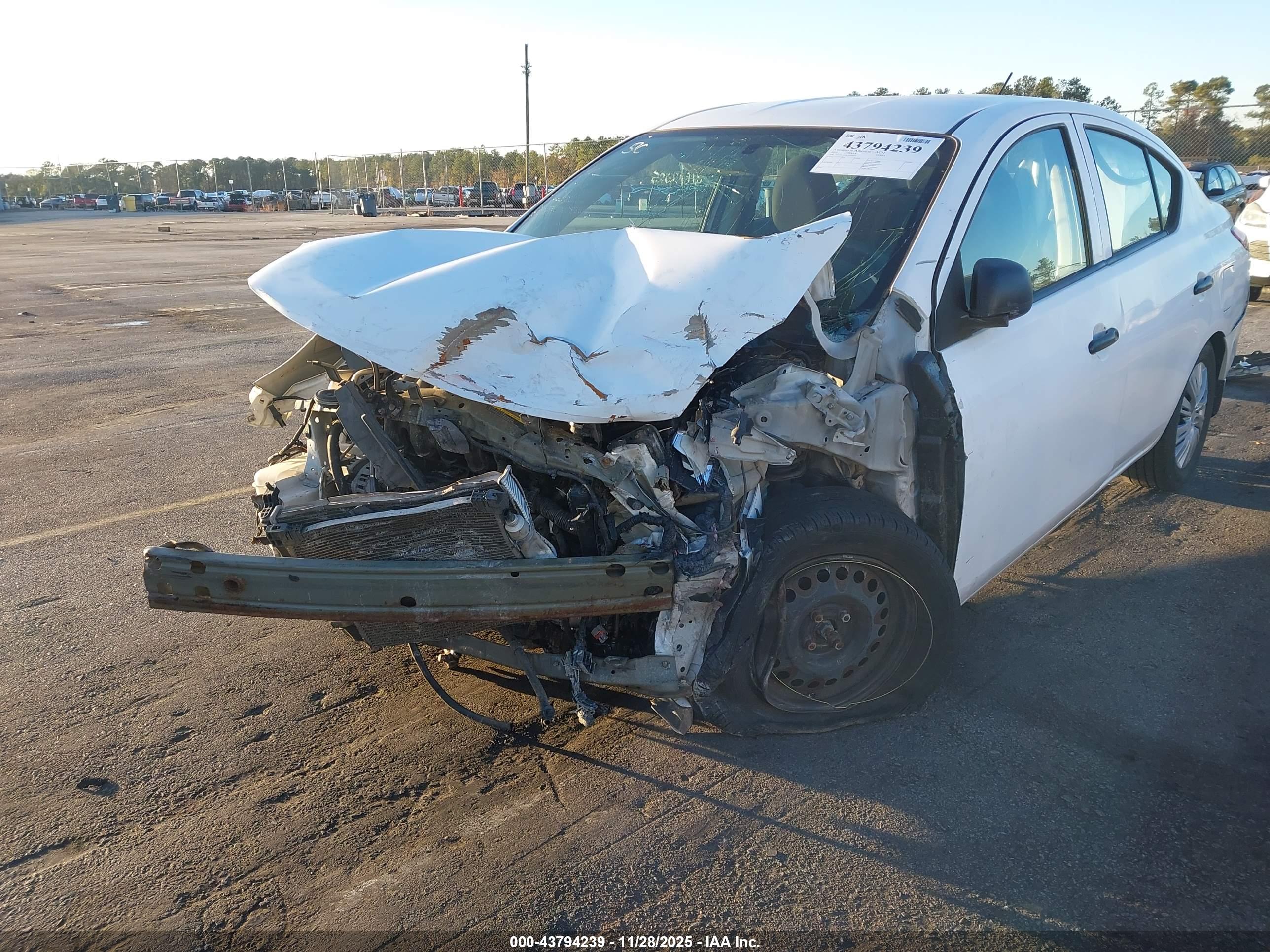 NISSAN VERSA image 6