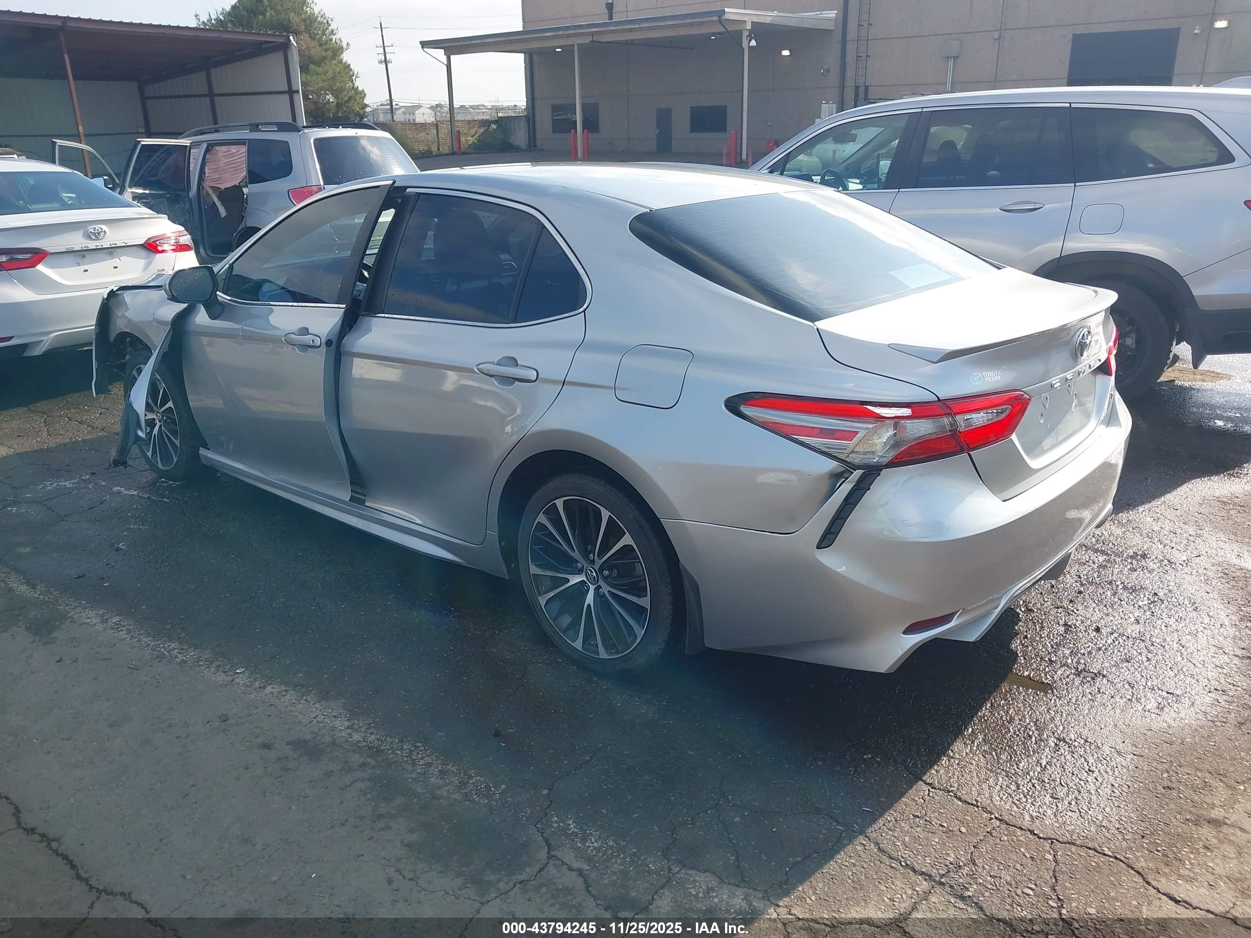 TOYOTA CAMRY image 3