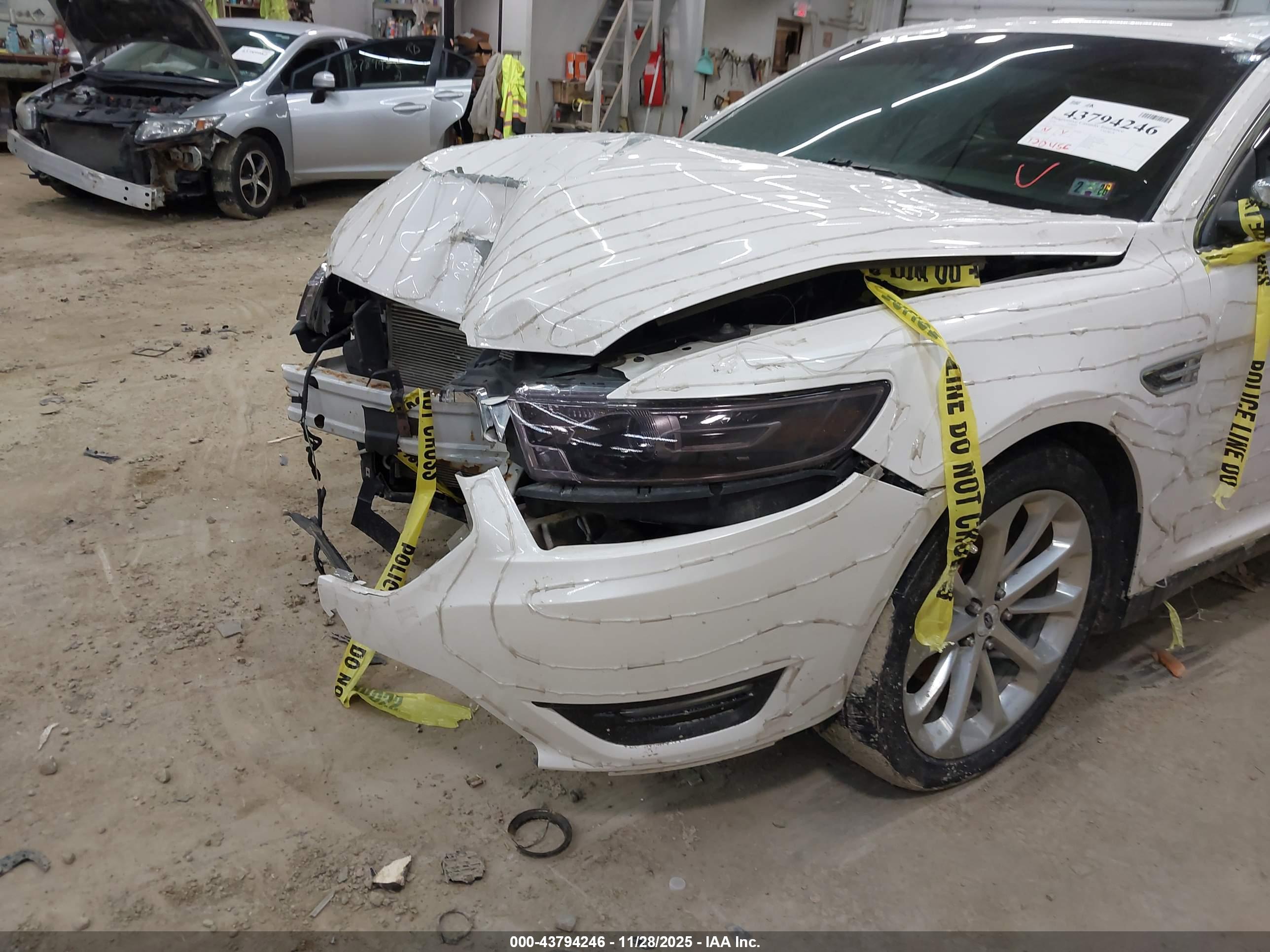 FORD TAURUS image 6