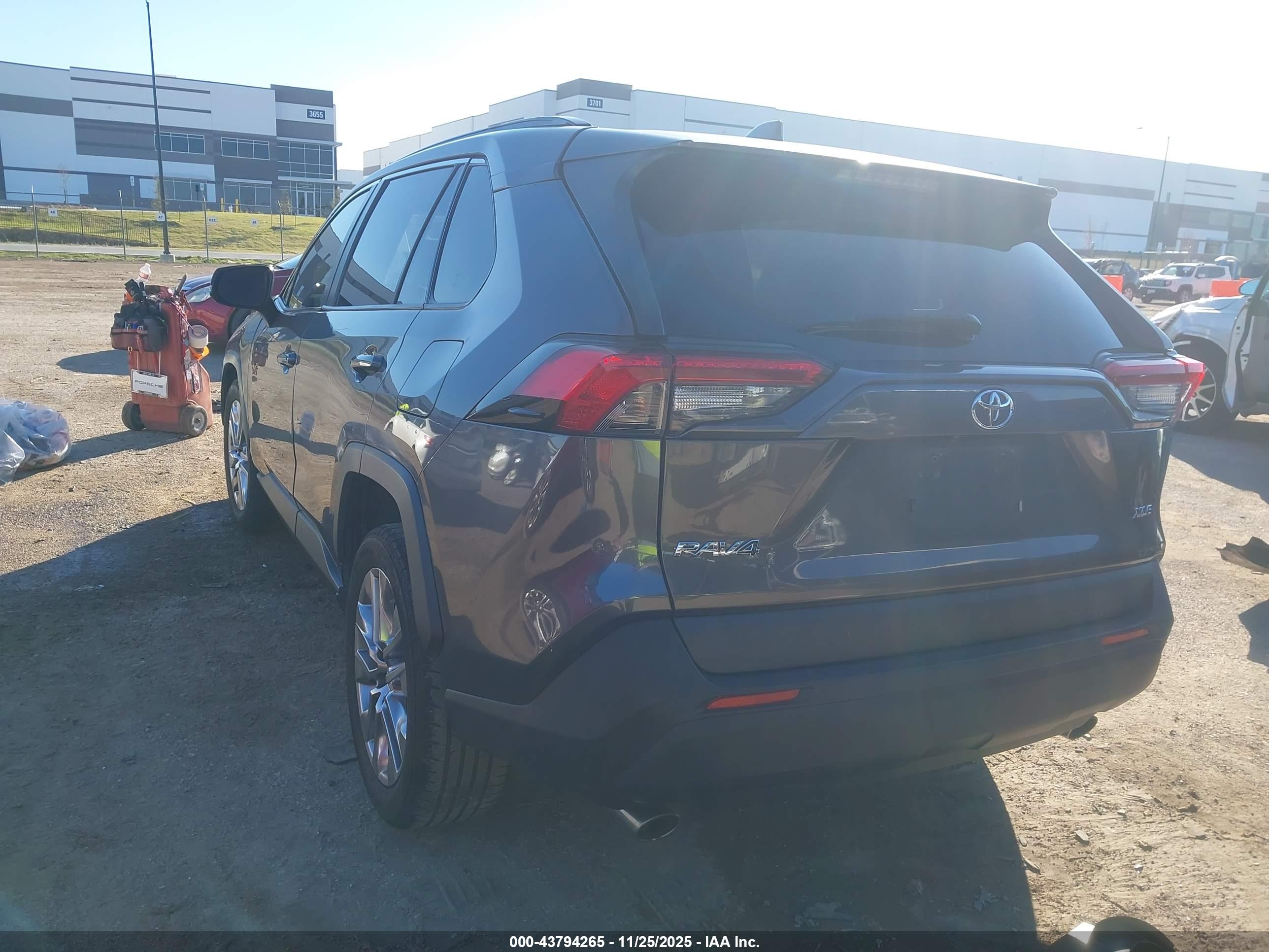 TOYOTA RAV4 image 3