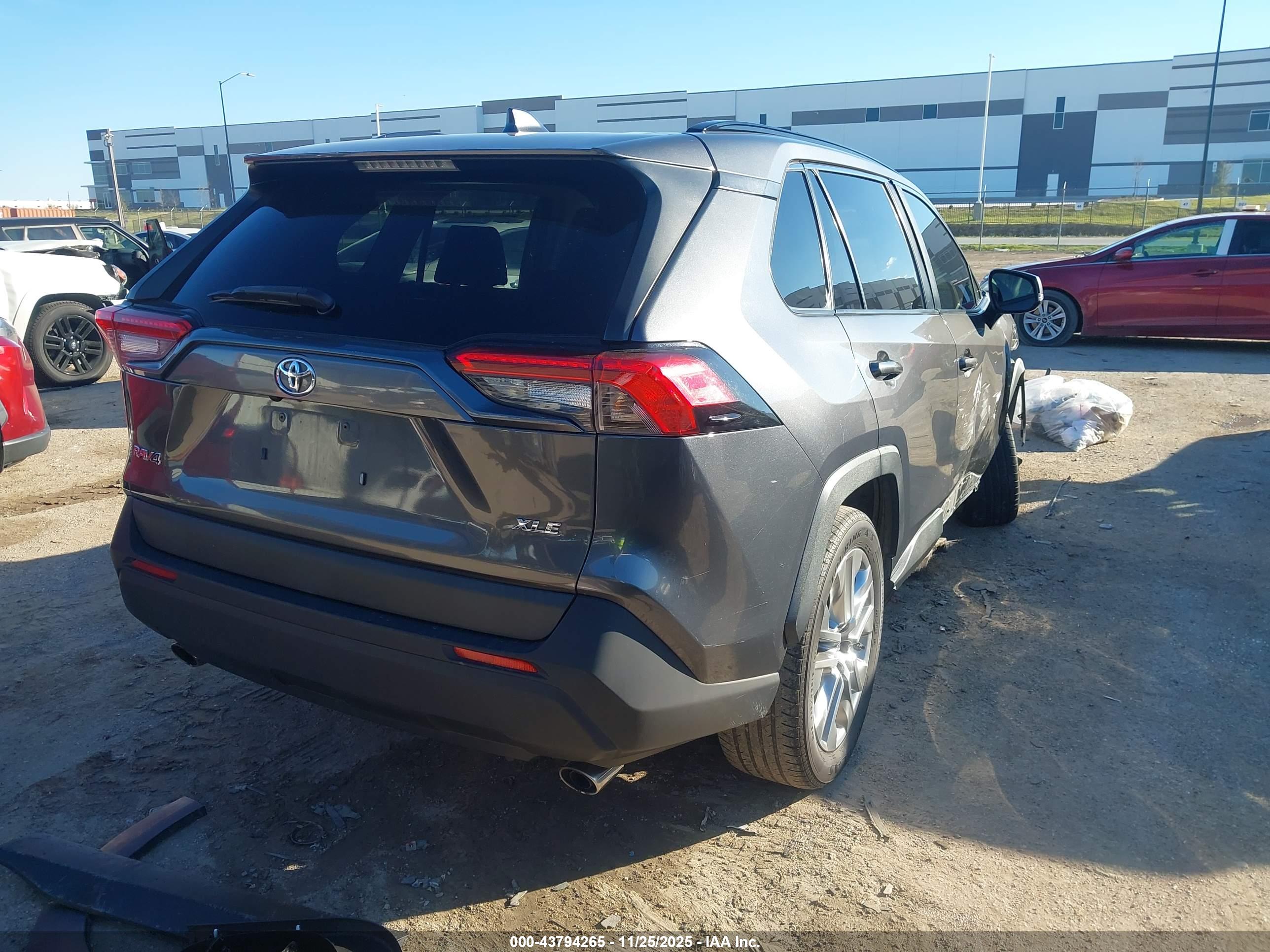 TOYOTA RAV4 image 4