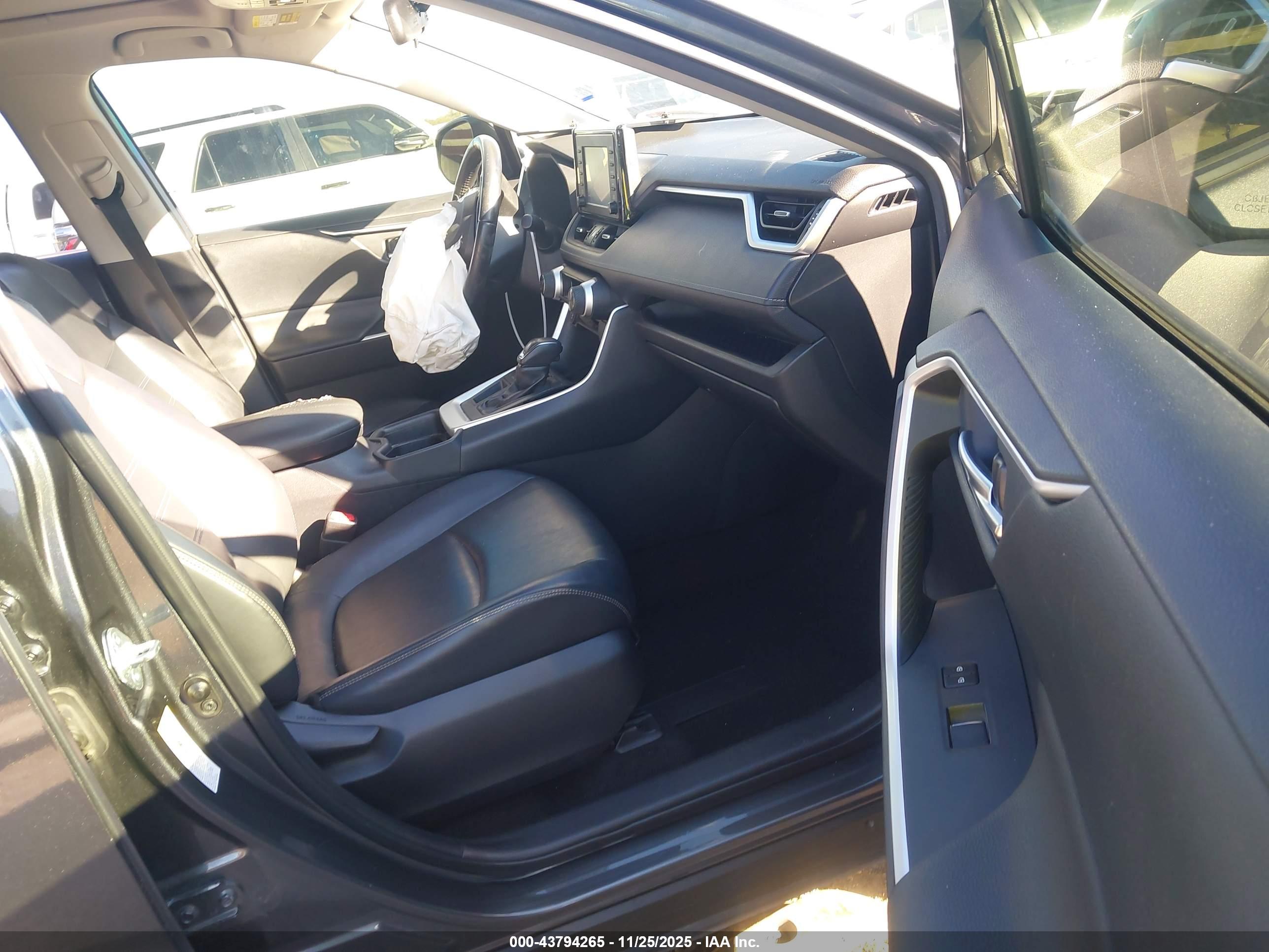 TOYOTA RAV4 image 5