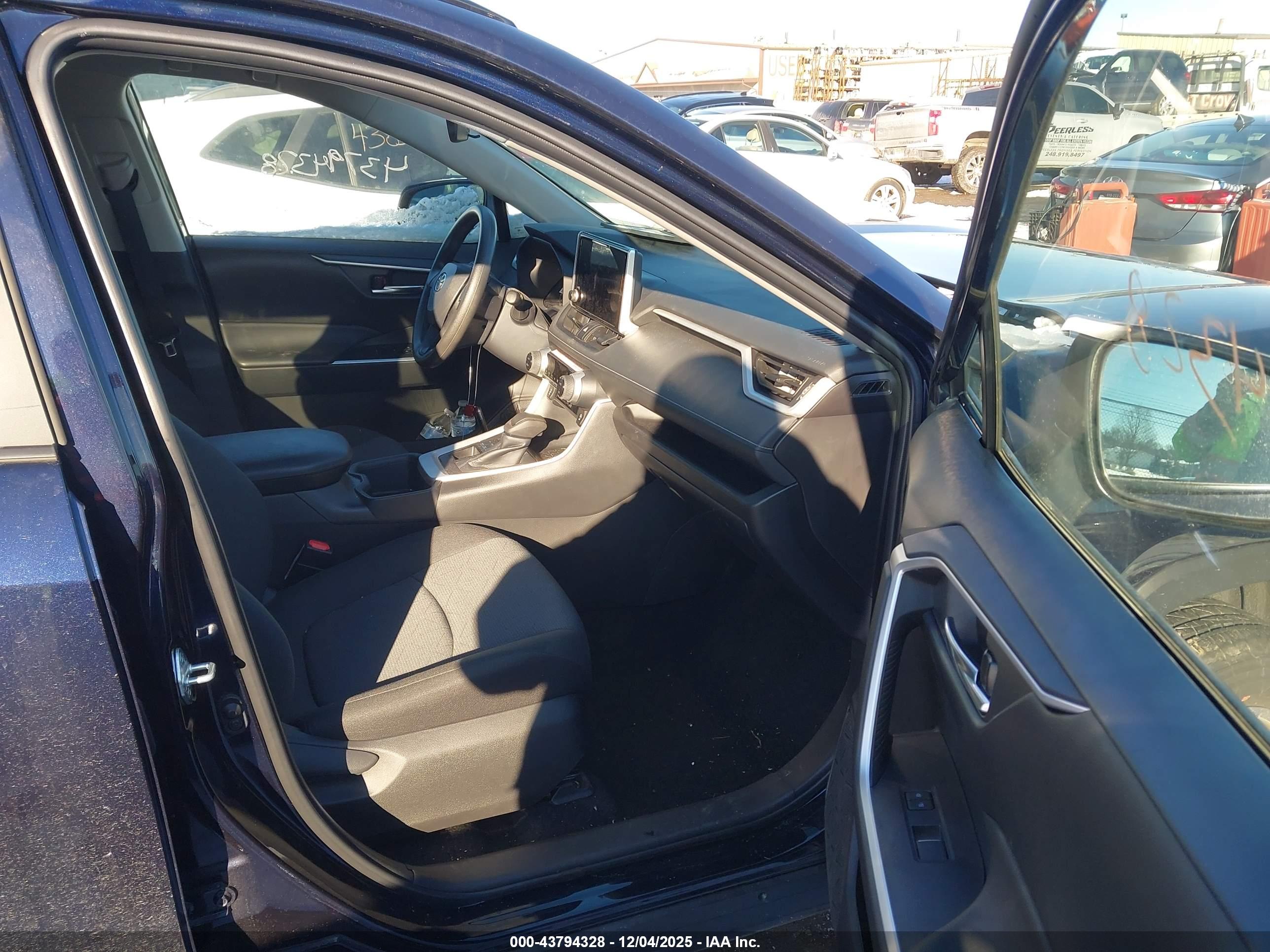 TOYOTA RAV4 image 5