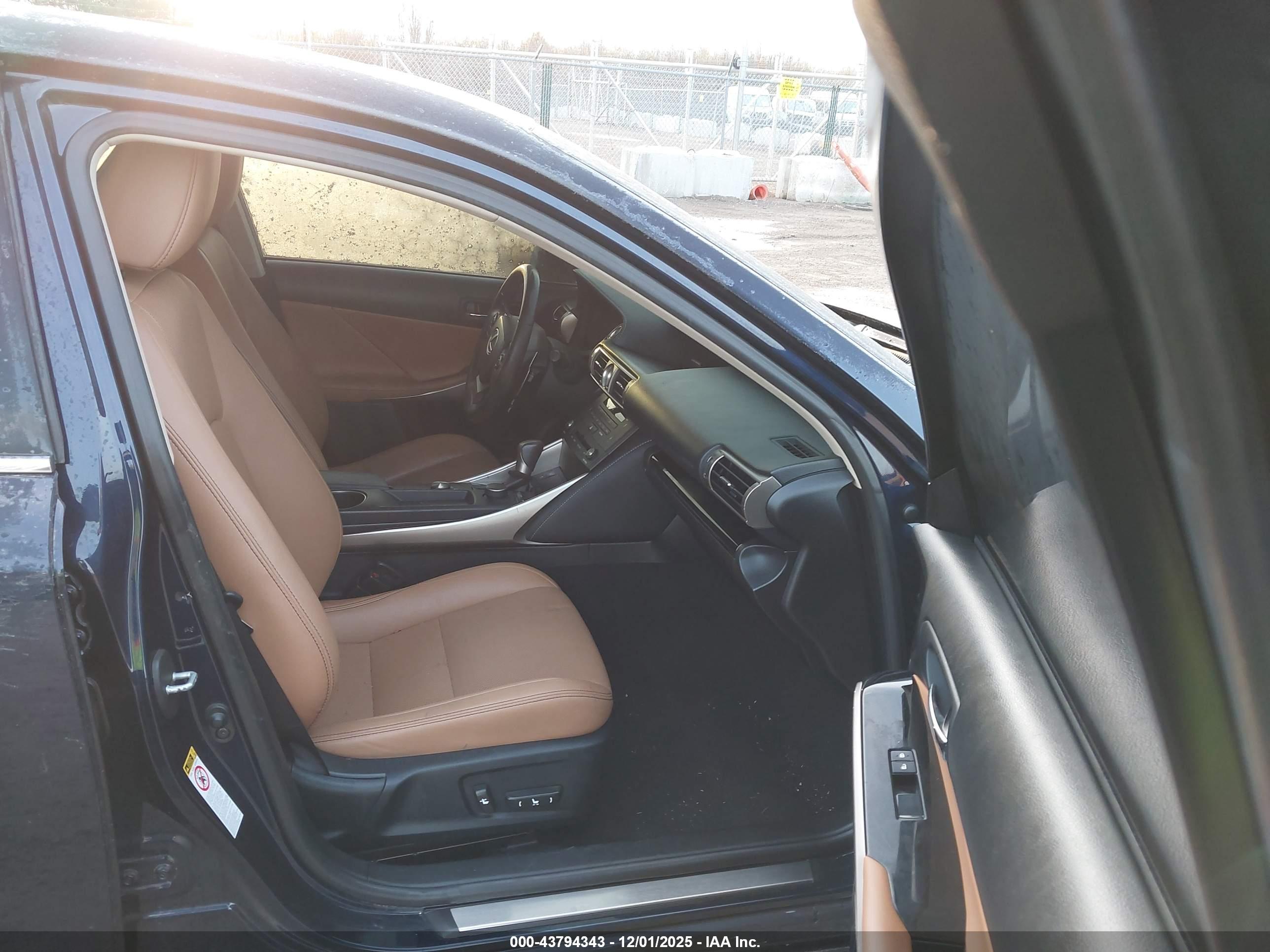 LEXUS IS image 5