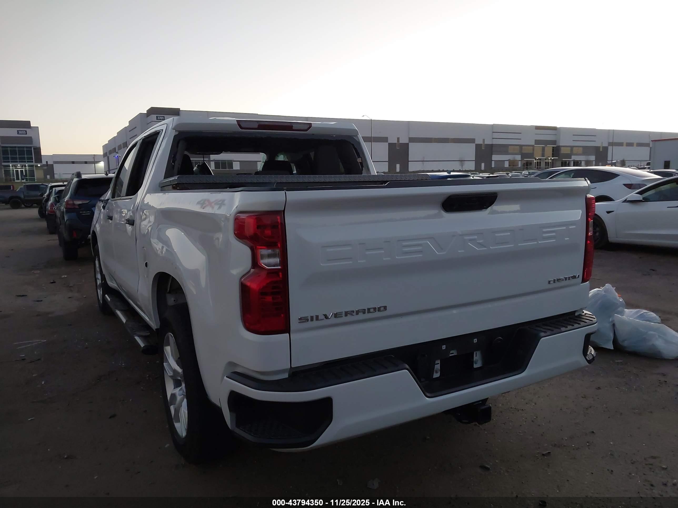 CHEVROLET SILVERADO image 3