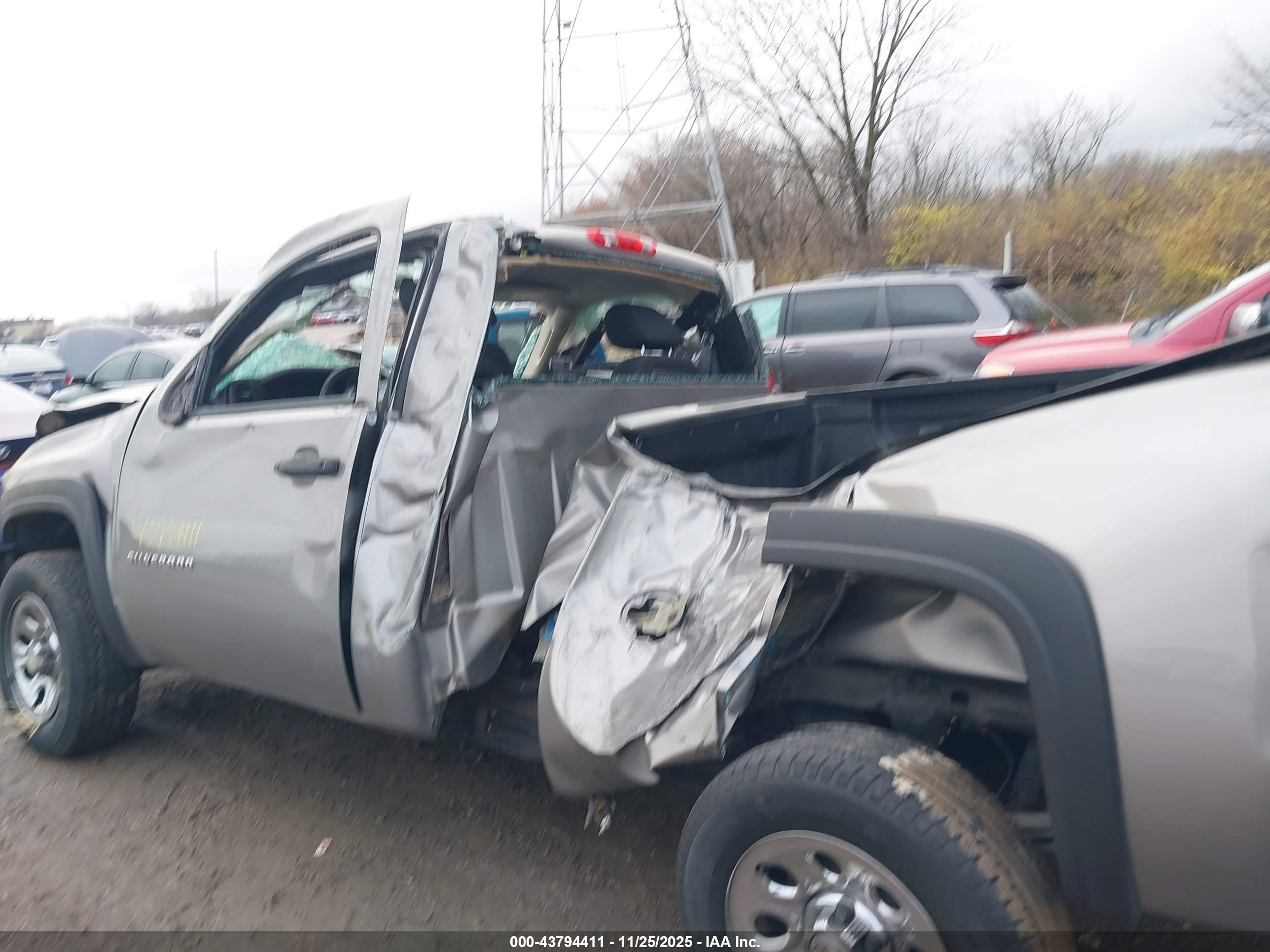 CHEVROLET SILVERADO image 6