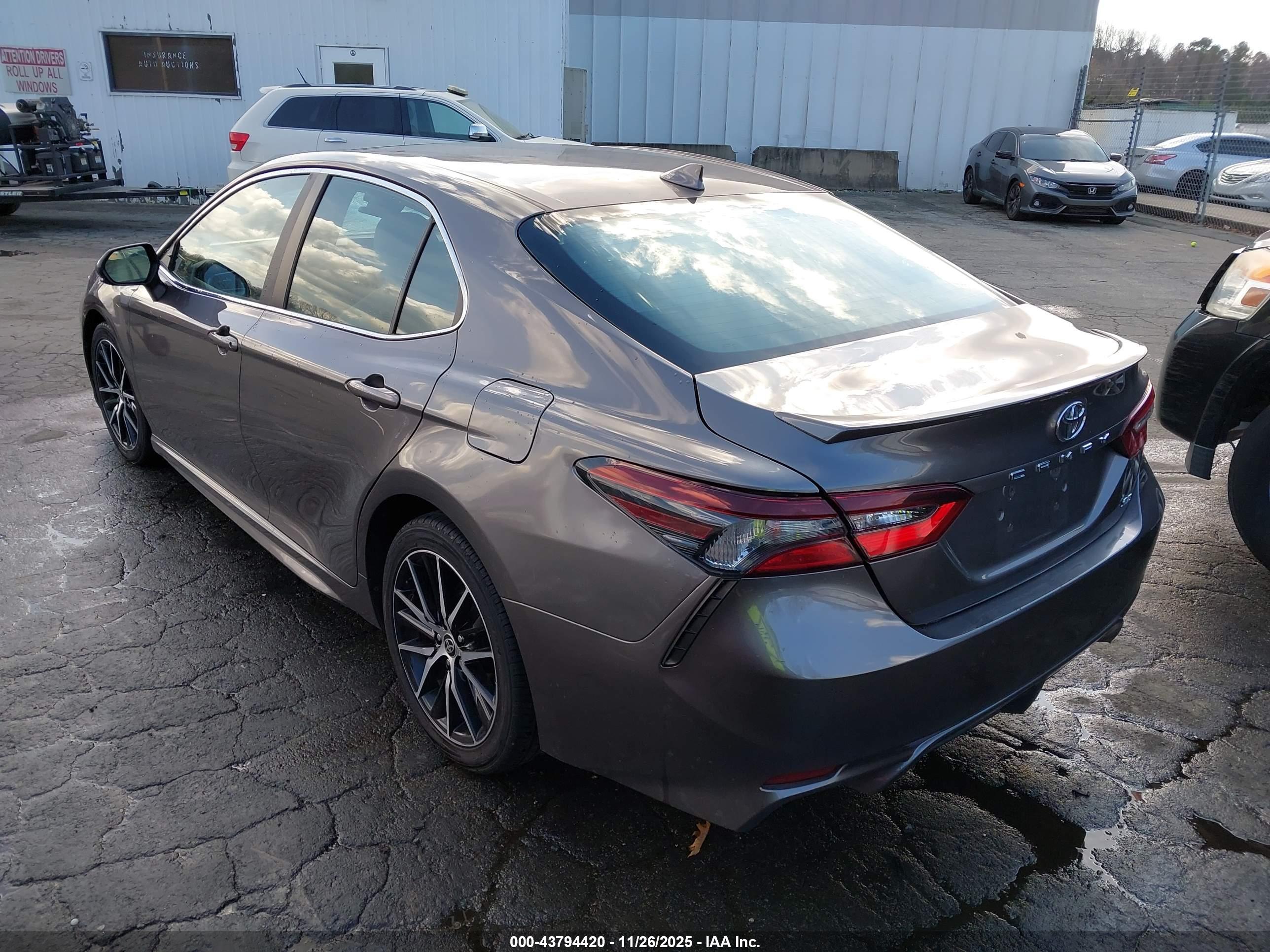 TOYOTA CAMRY image 3