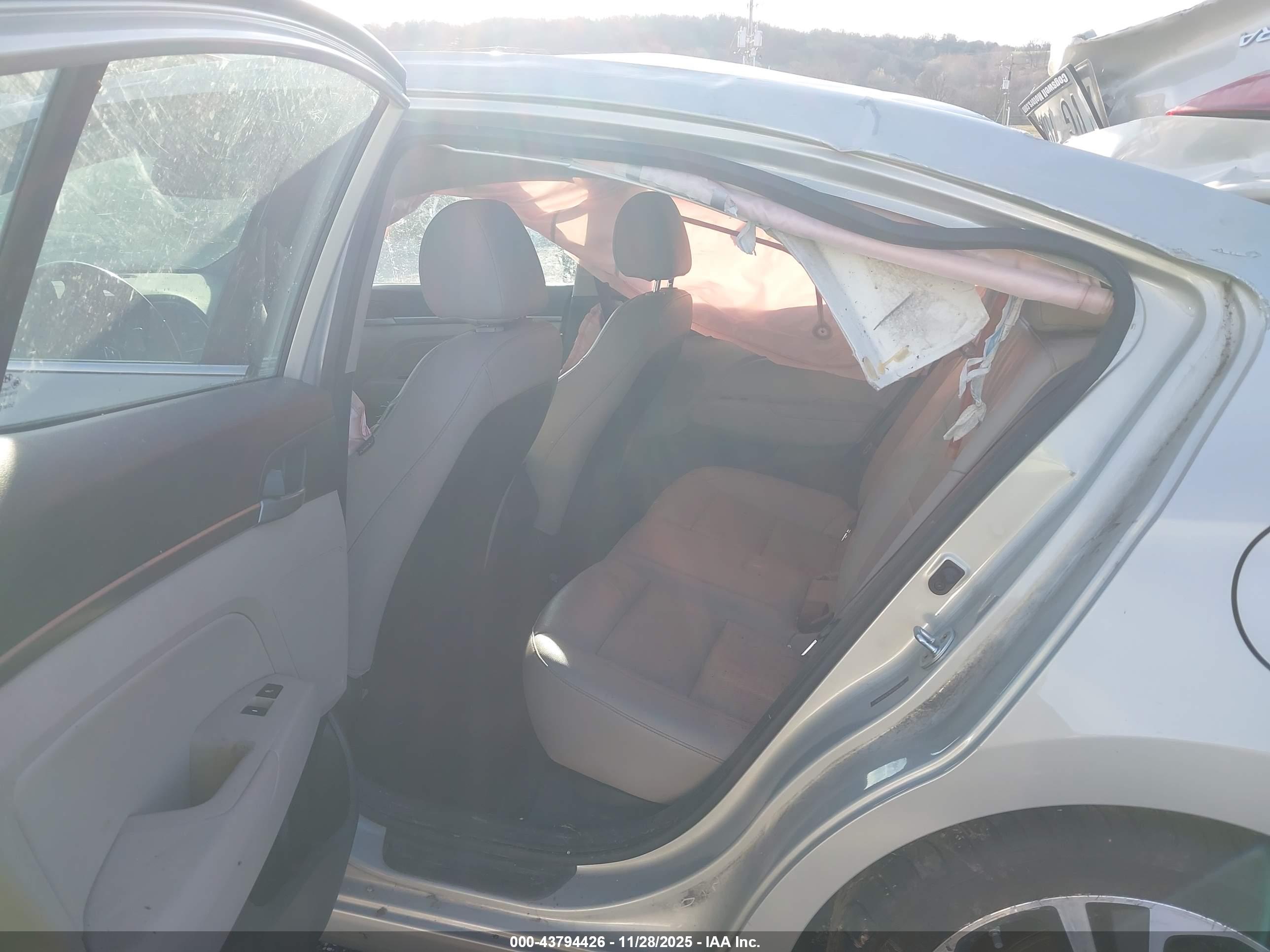 HYUNDAI ELANTRA image 8