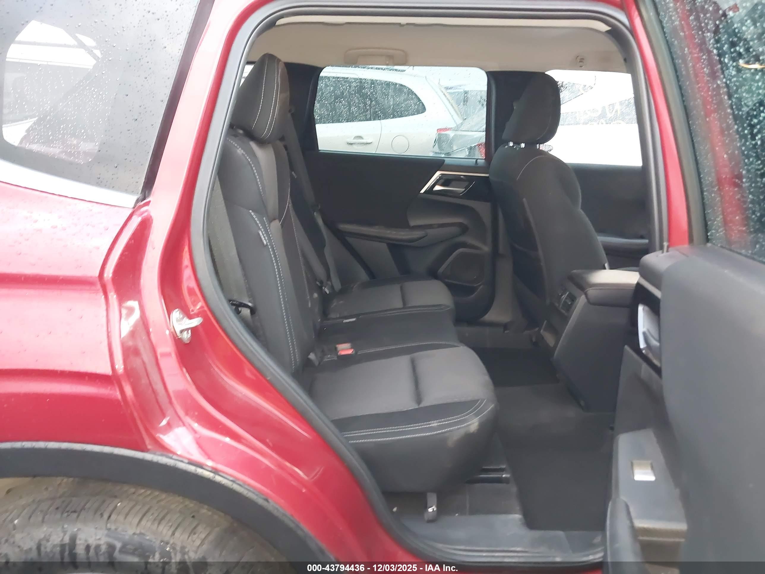 MITSUBISHI OUTLANDER image 8