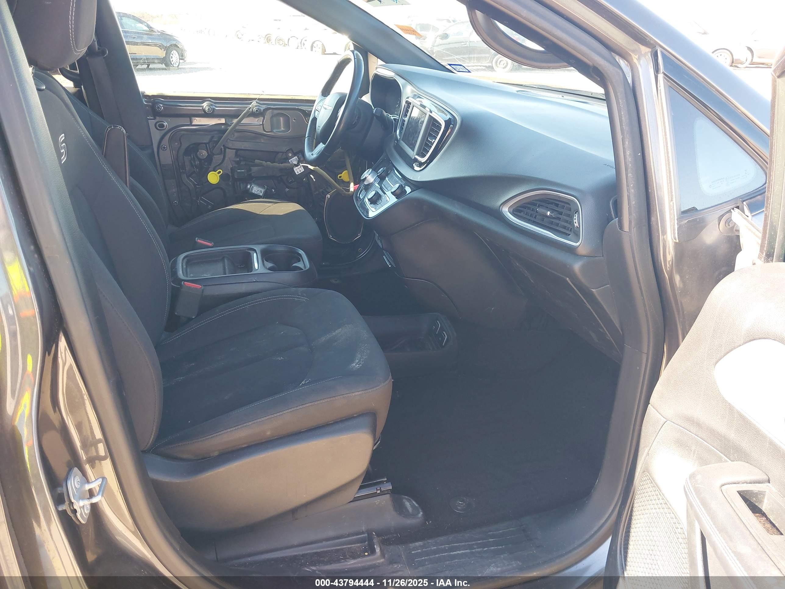 CHRYSLER PACIFICA image 5