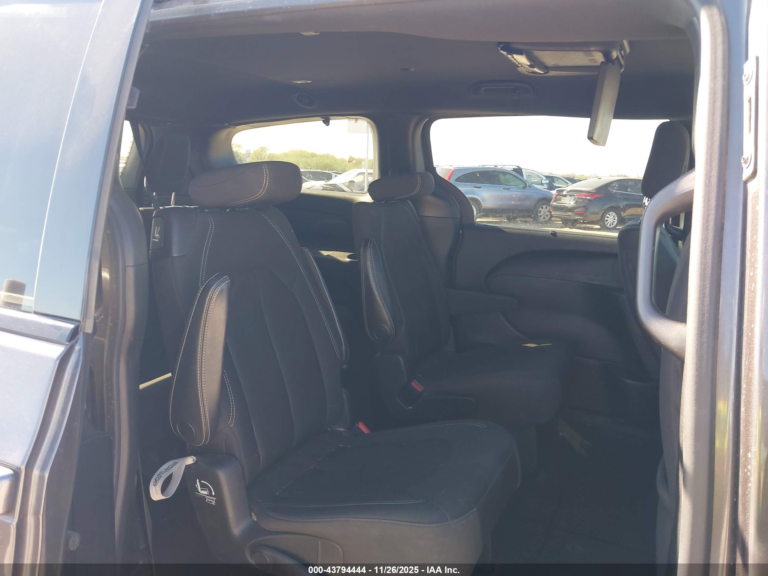 CHRYSLER PACIFICA image 8