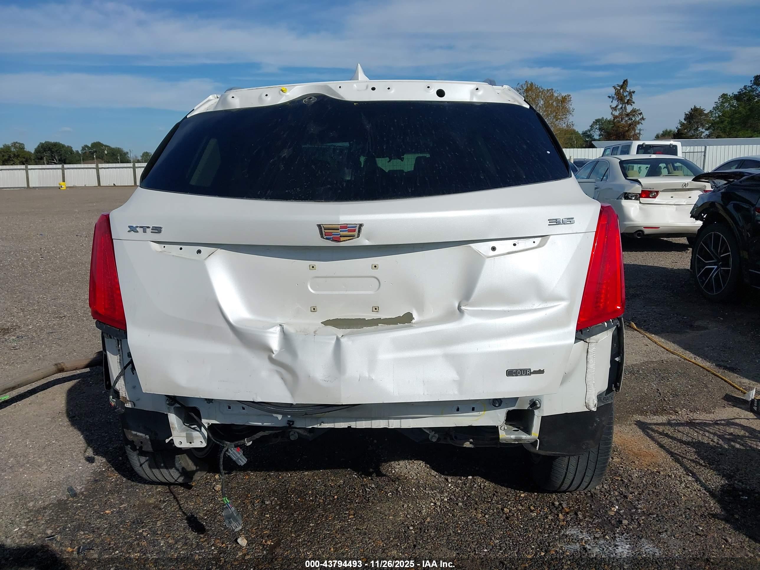CADILLAC XT5 image 6