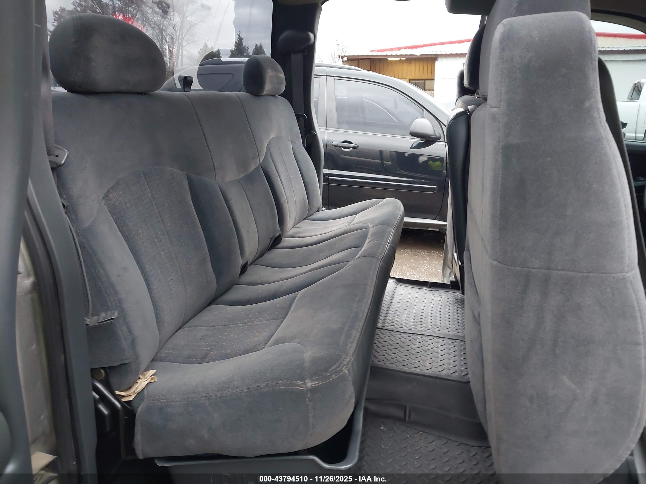 CHEVROLET SILVERADO image 8