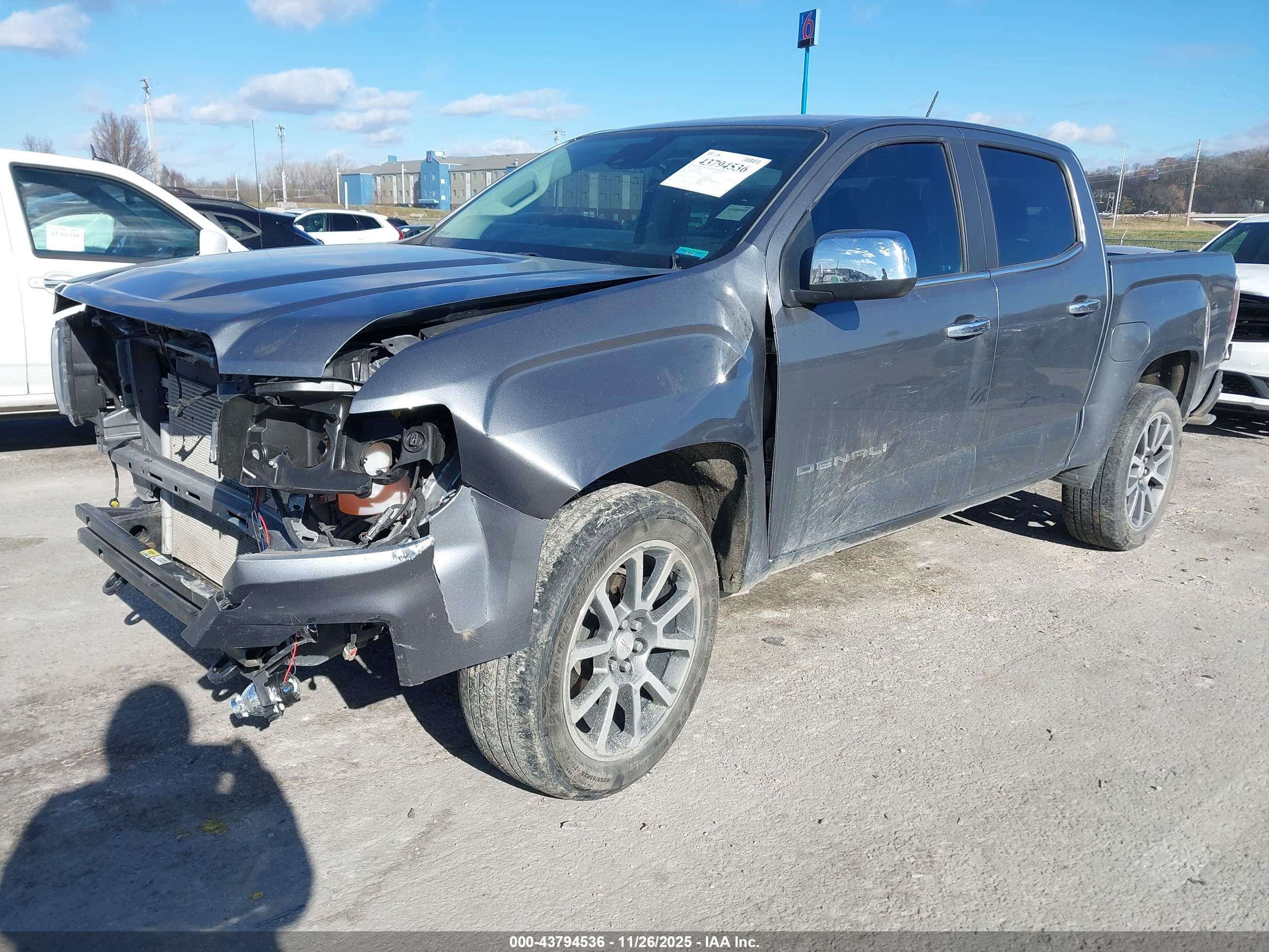 GMC CANYON image 2
