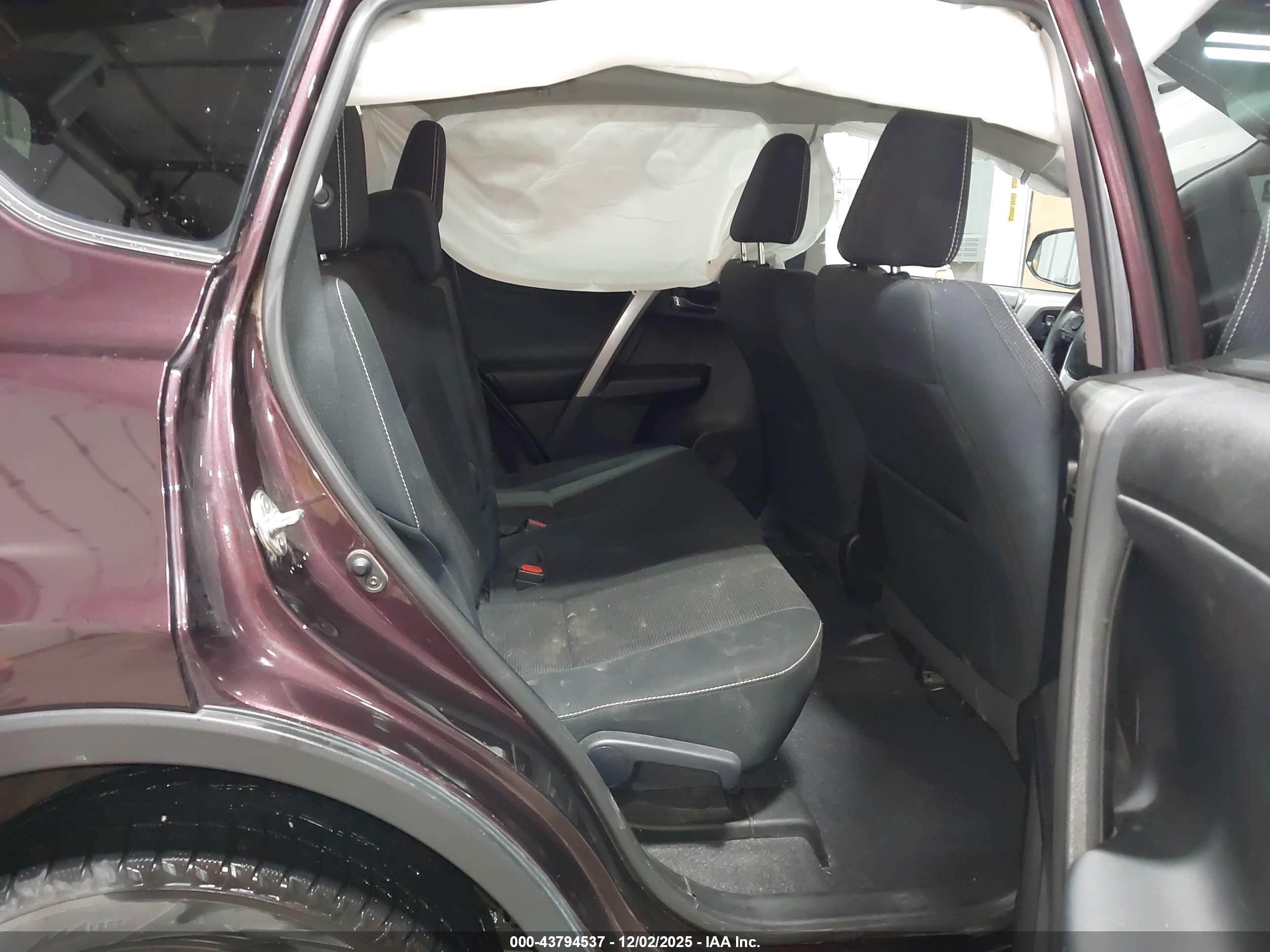 TOYOTA RAV4 image 8