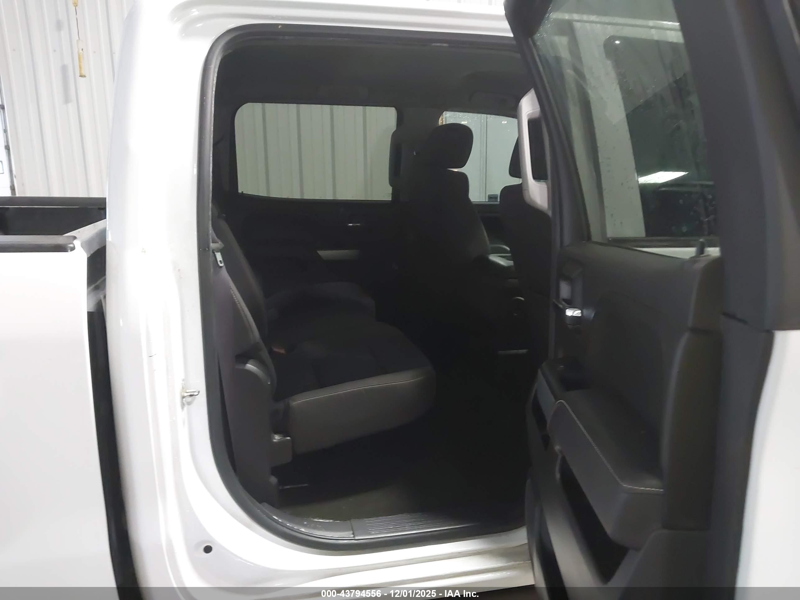 CHEVROLET SILVERADO image 8