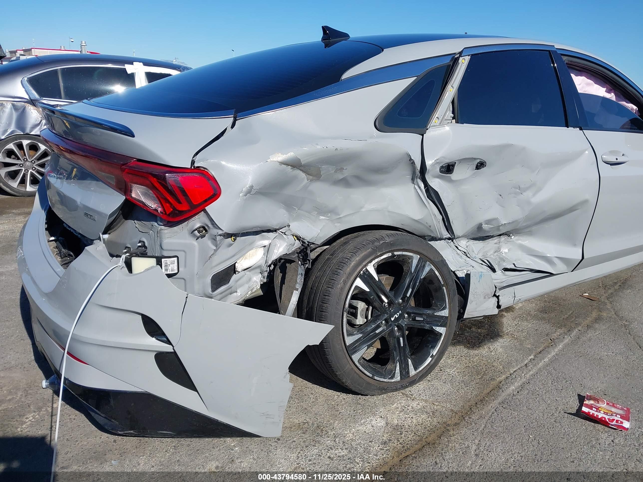 KIA K5 image 6