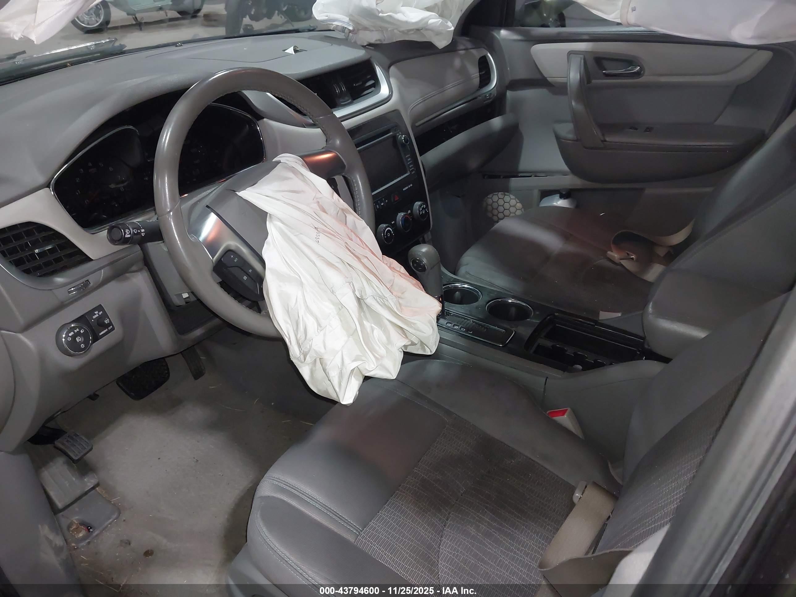 CHEVROLET TRAVERSE image 5