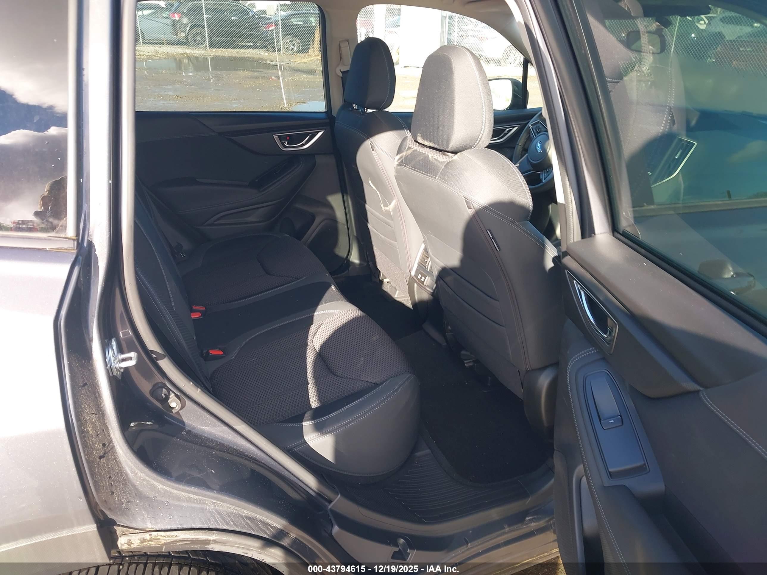 SUBARU FORESTER image 8