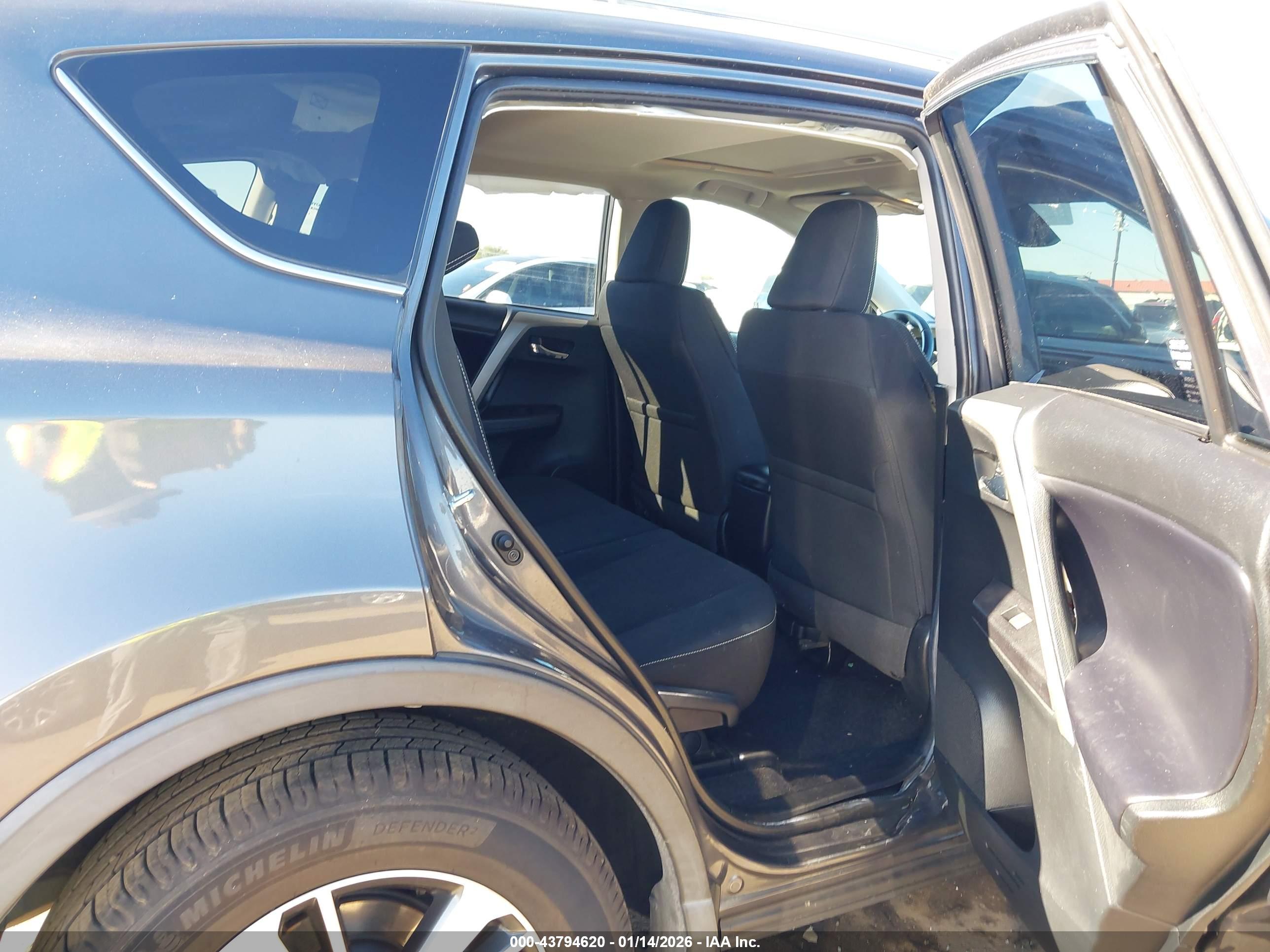 TOYOTA RAV4 image 8