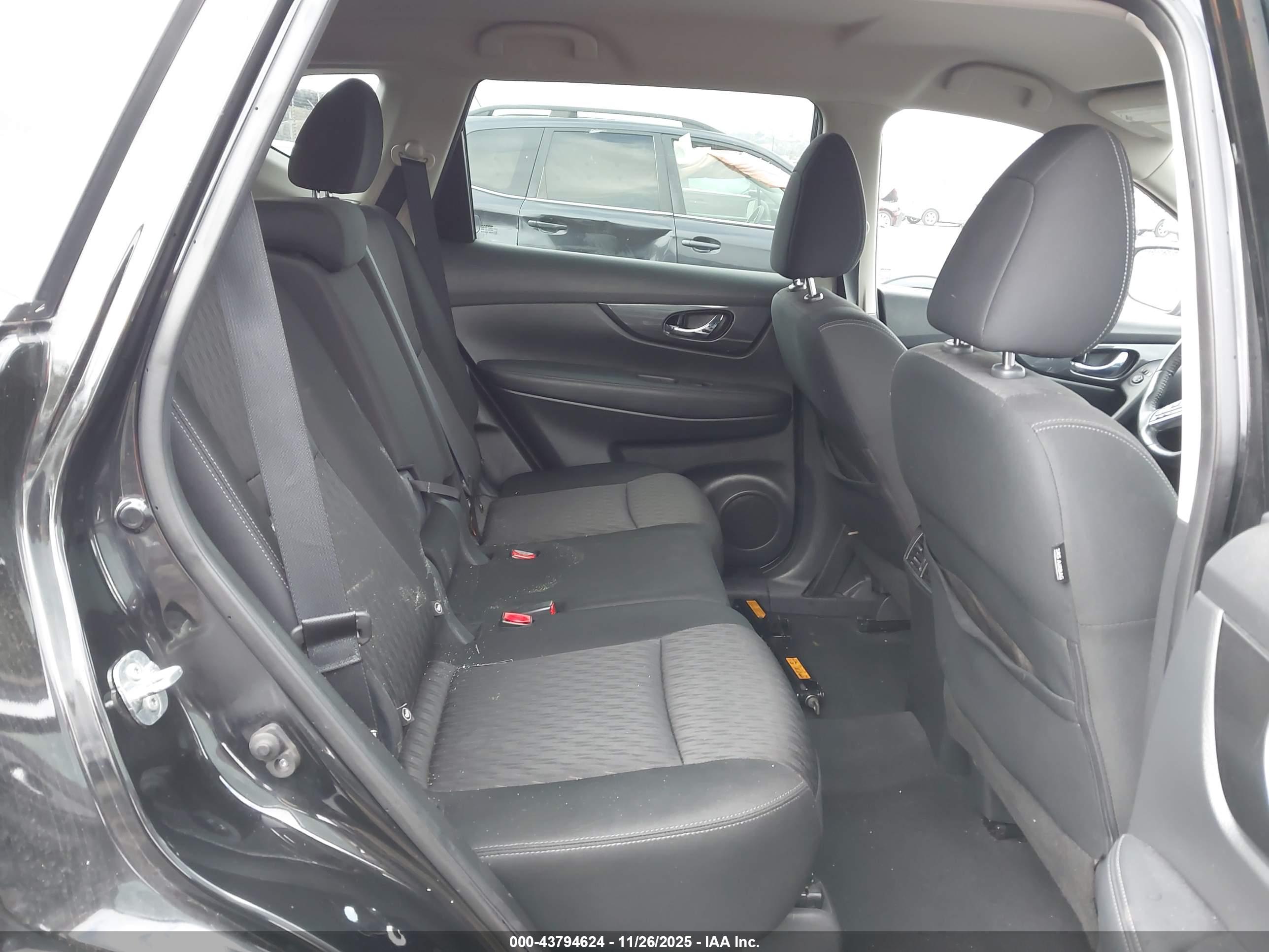 NISSAN ROGUE image 8