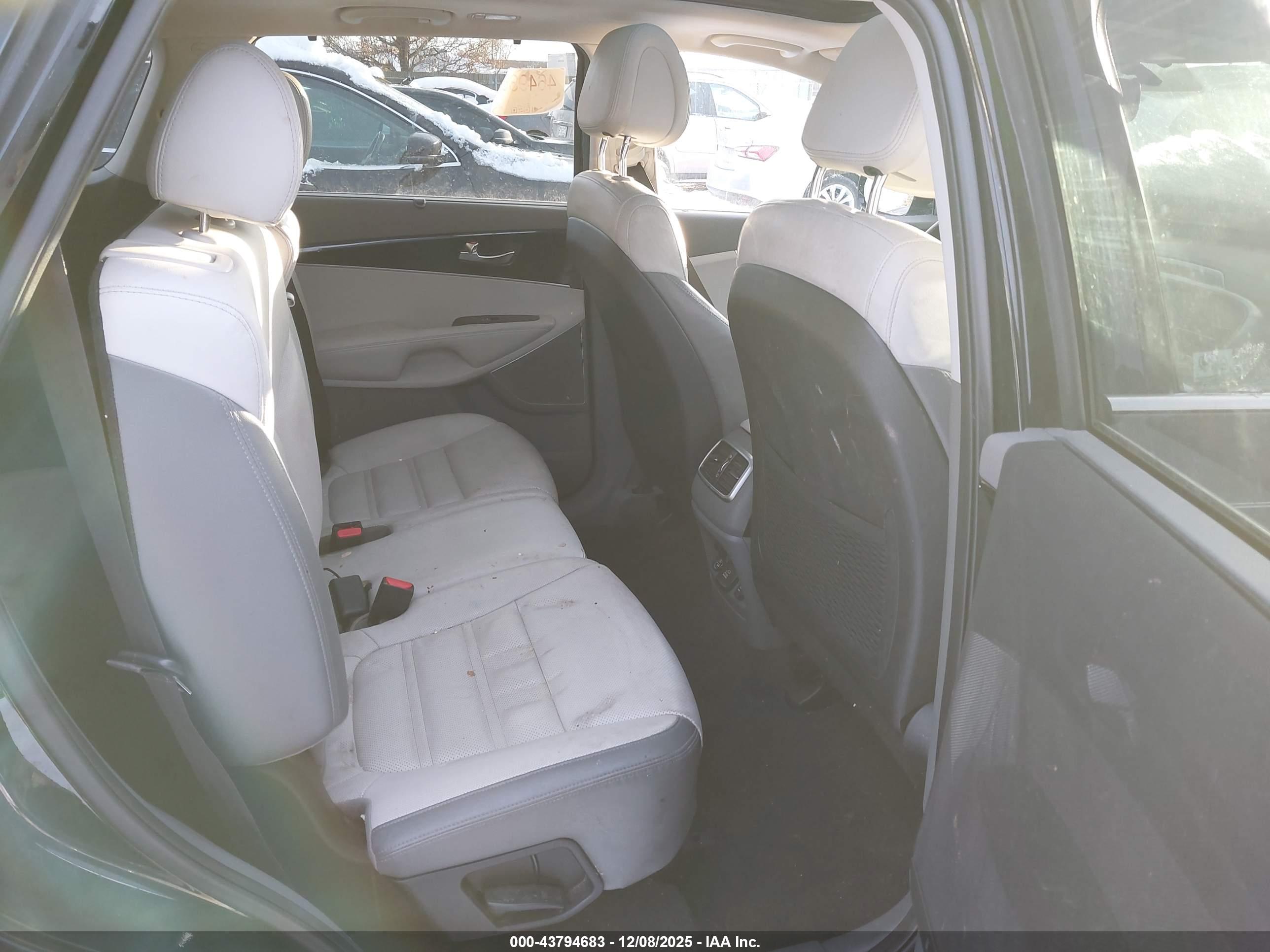 KIA SORENTO image 8