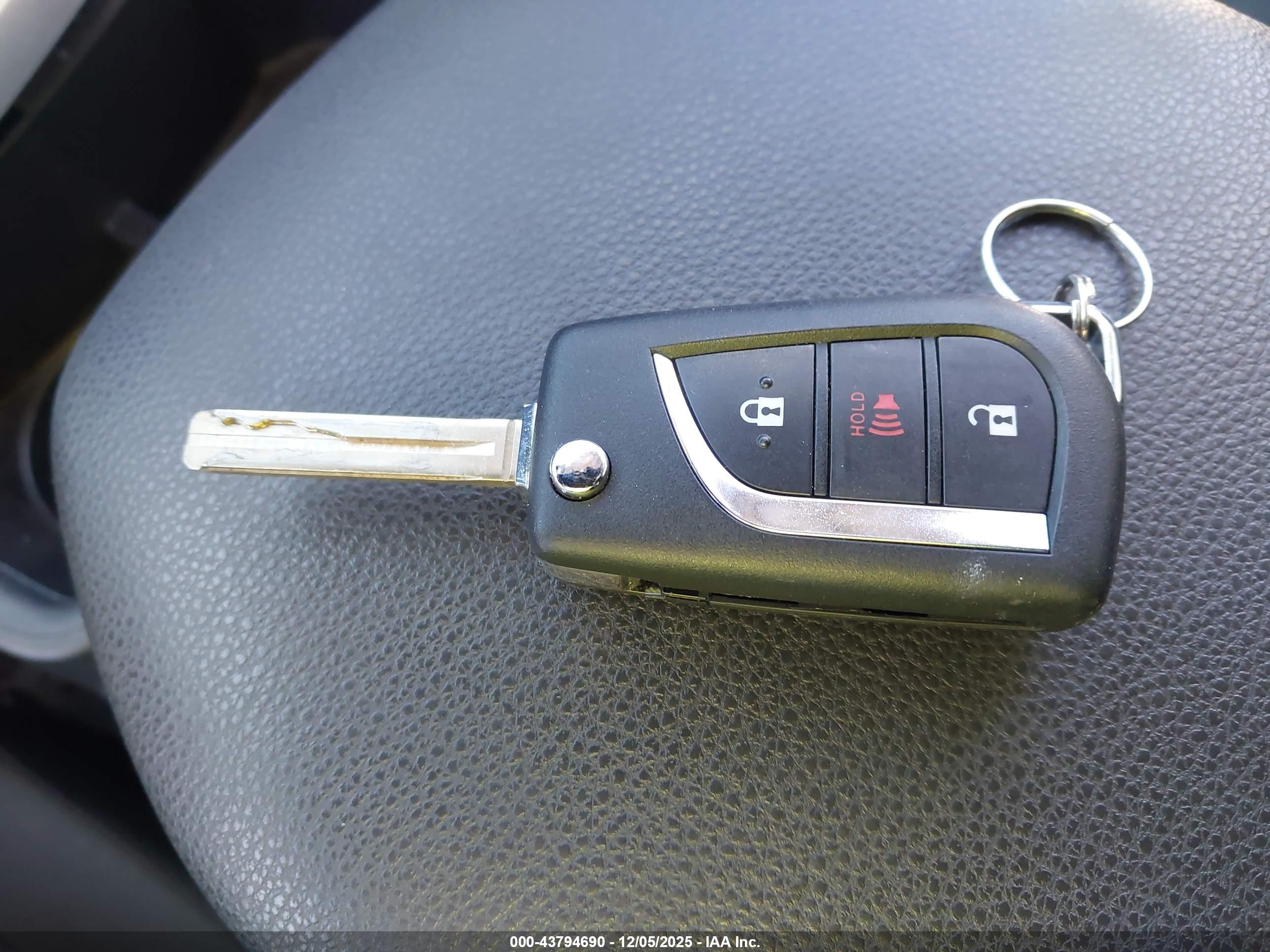 TOYOTA RAV4 image 11