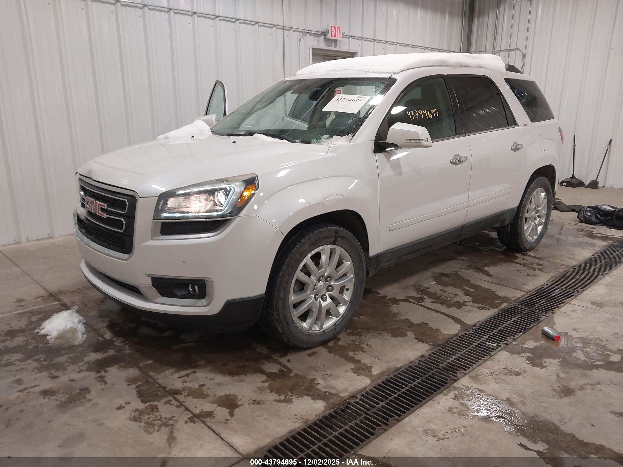 GMC ACADIA image 2