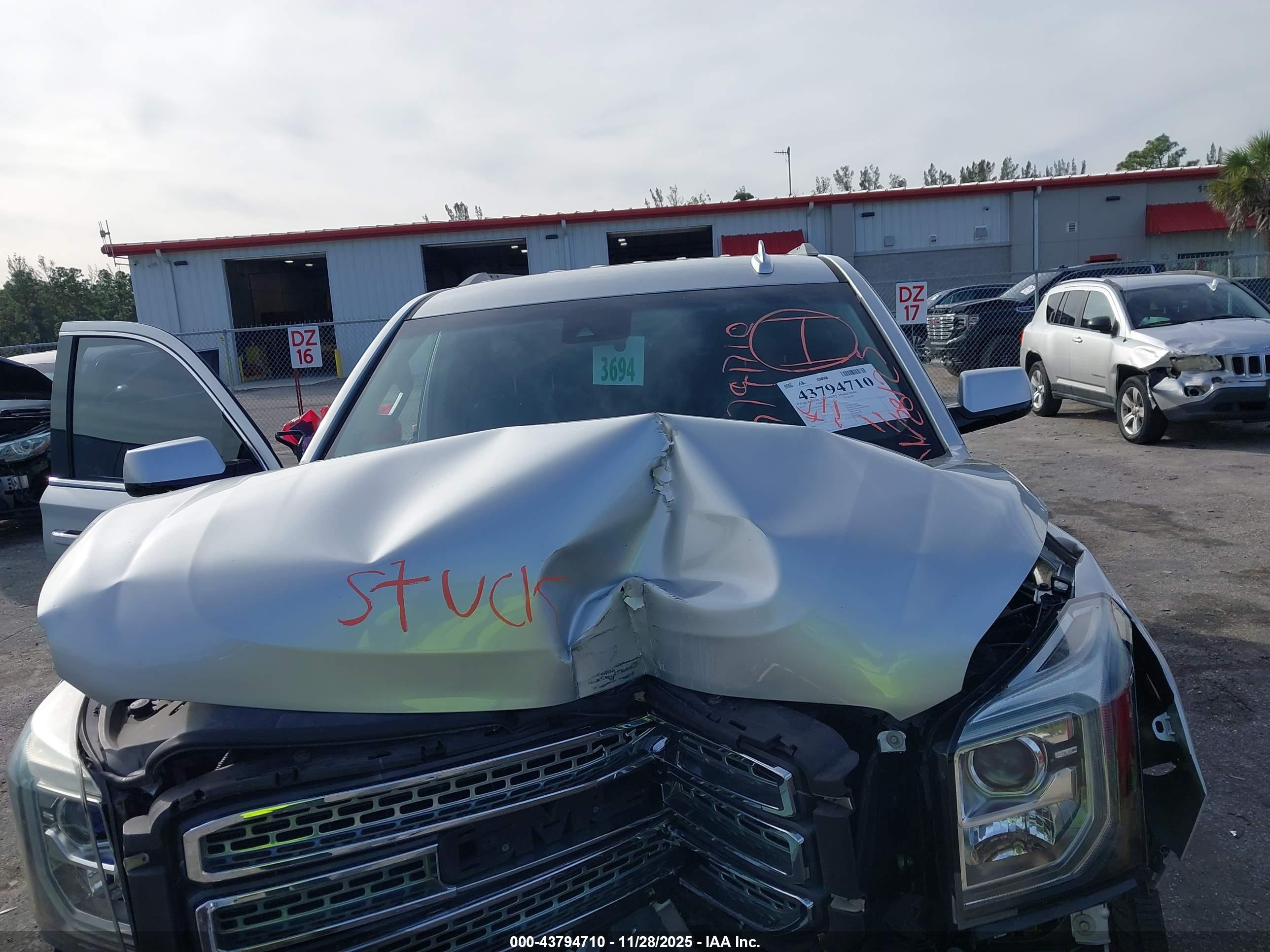 GMC YUKON image 10