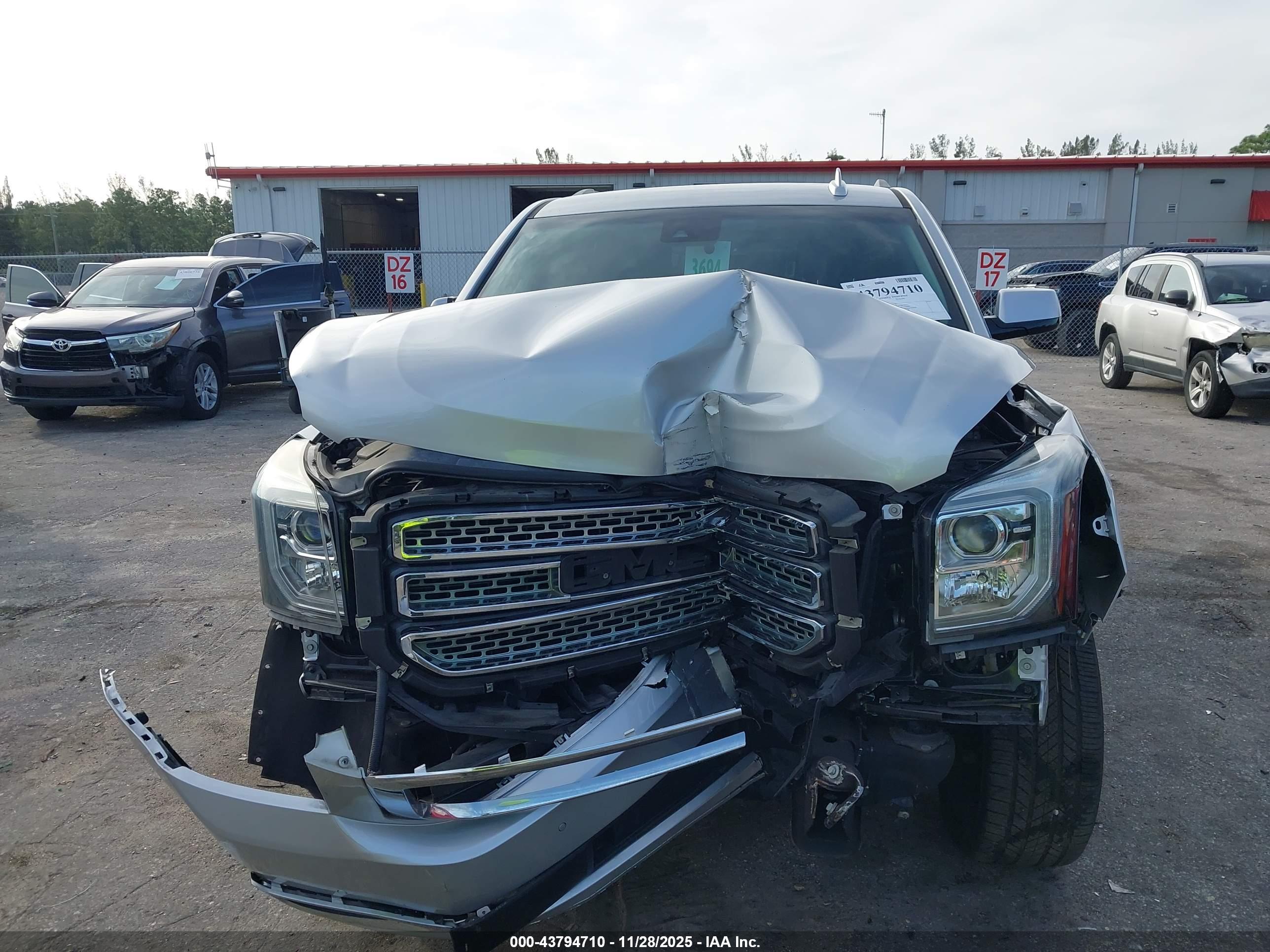 GMC YUKON image 6