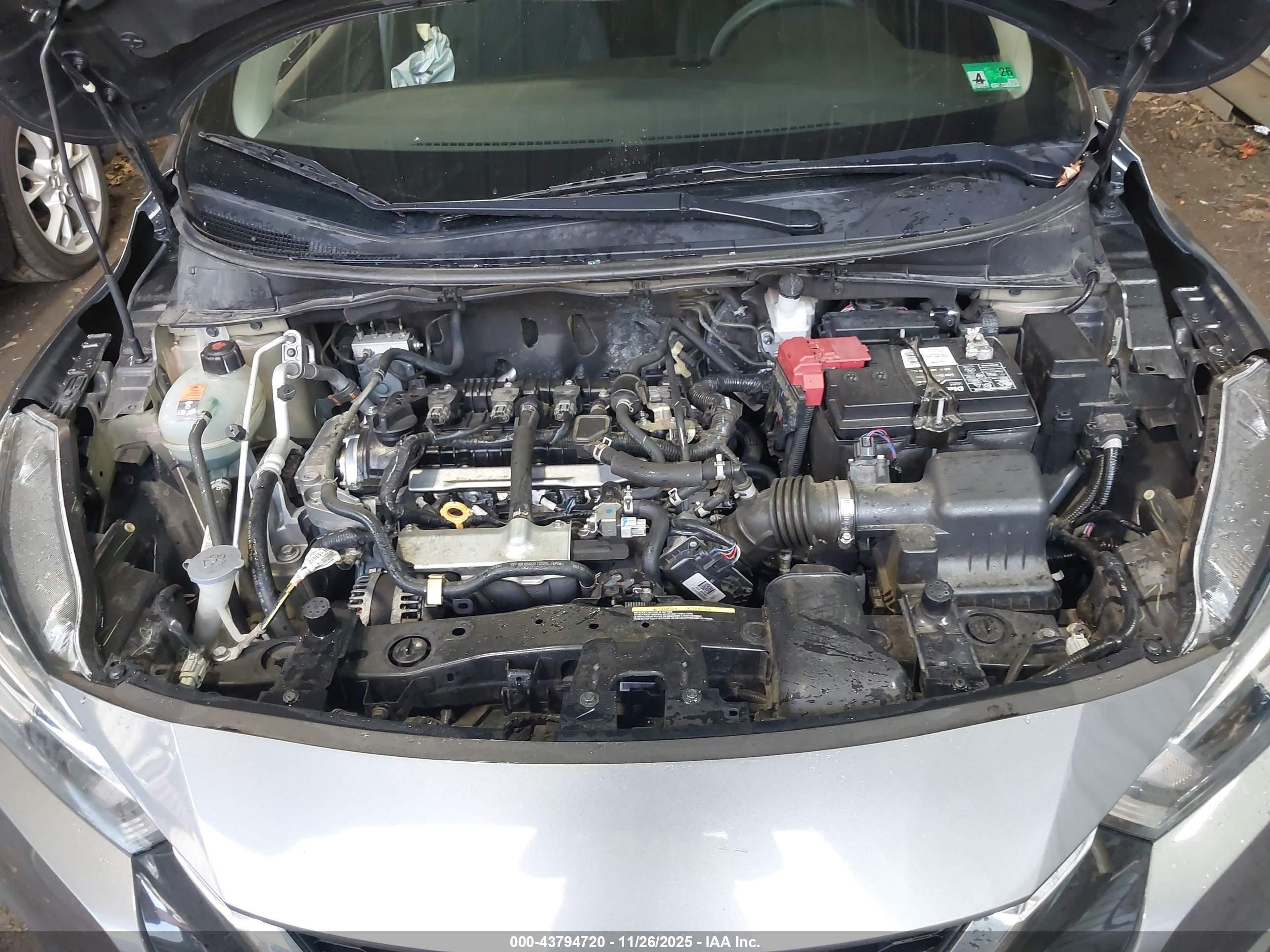 NISSAN VERSA image 10