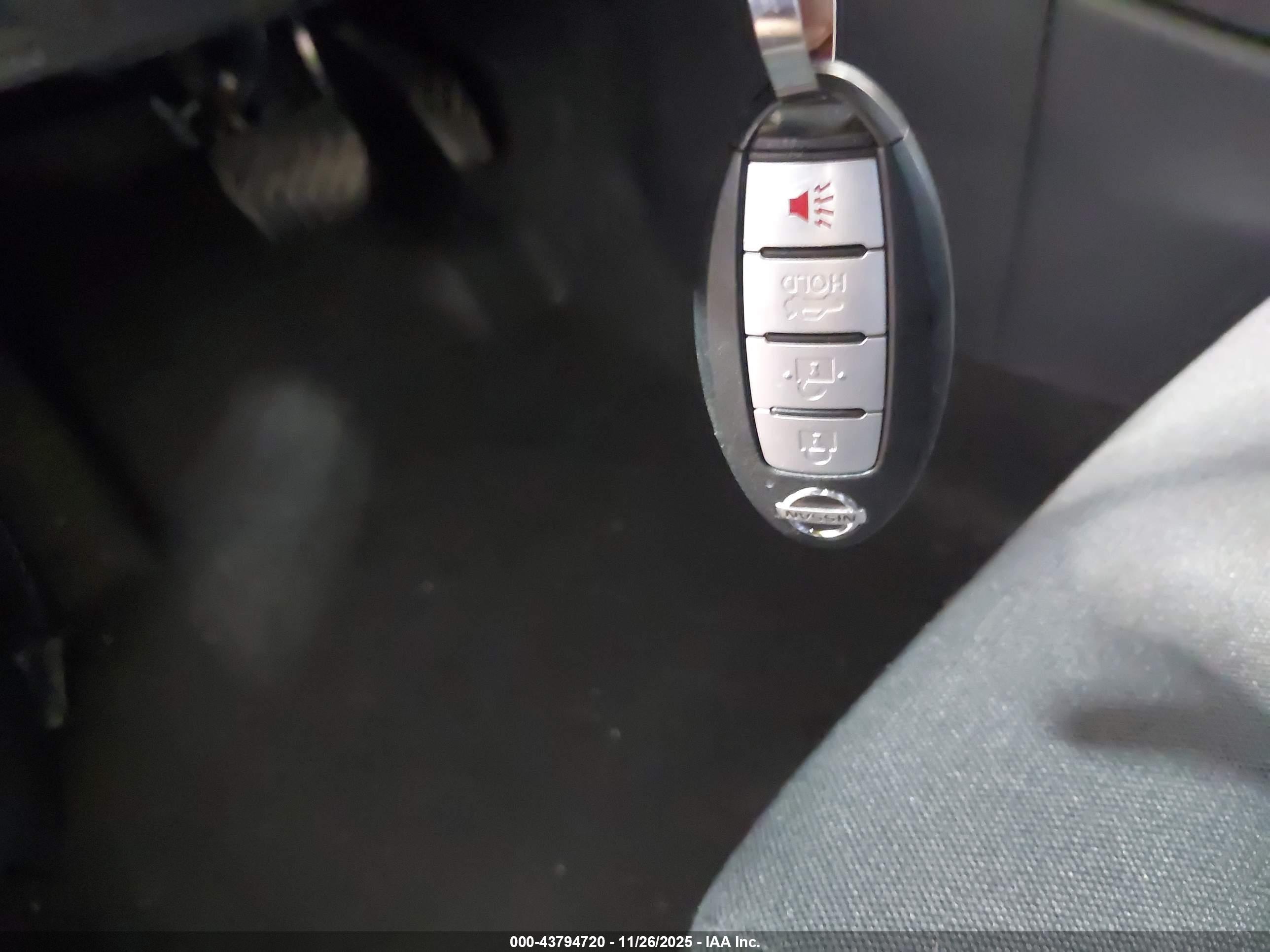 NISSAN VERSA image 11