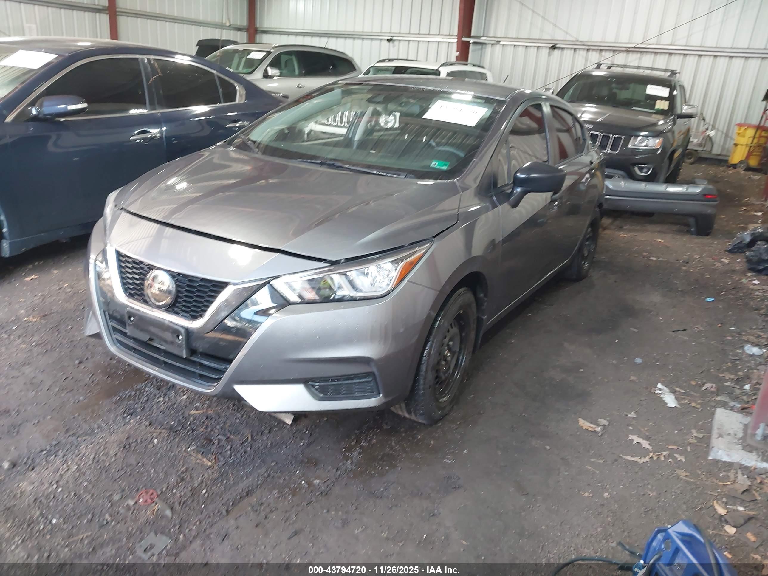 NISSAN VERSA image 2