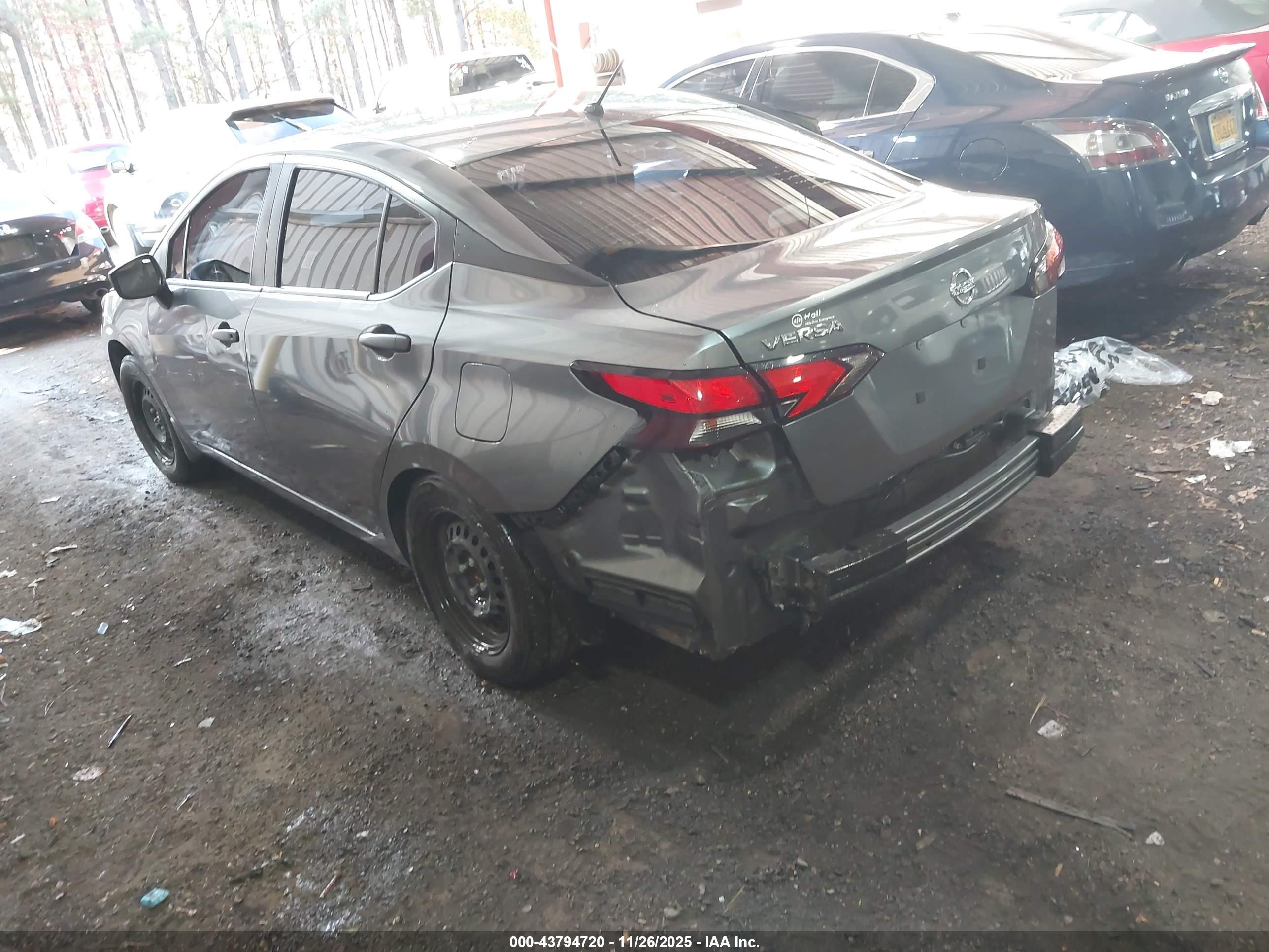 NISSAN VERSA image 3
