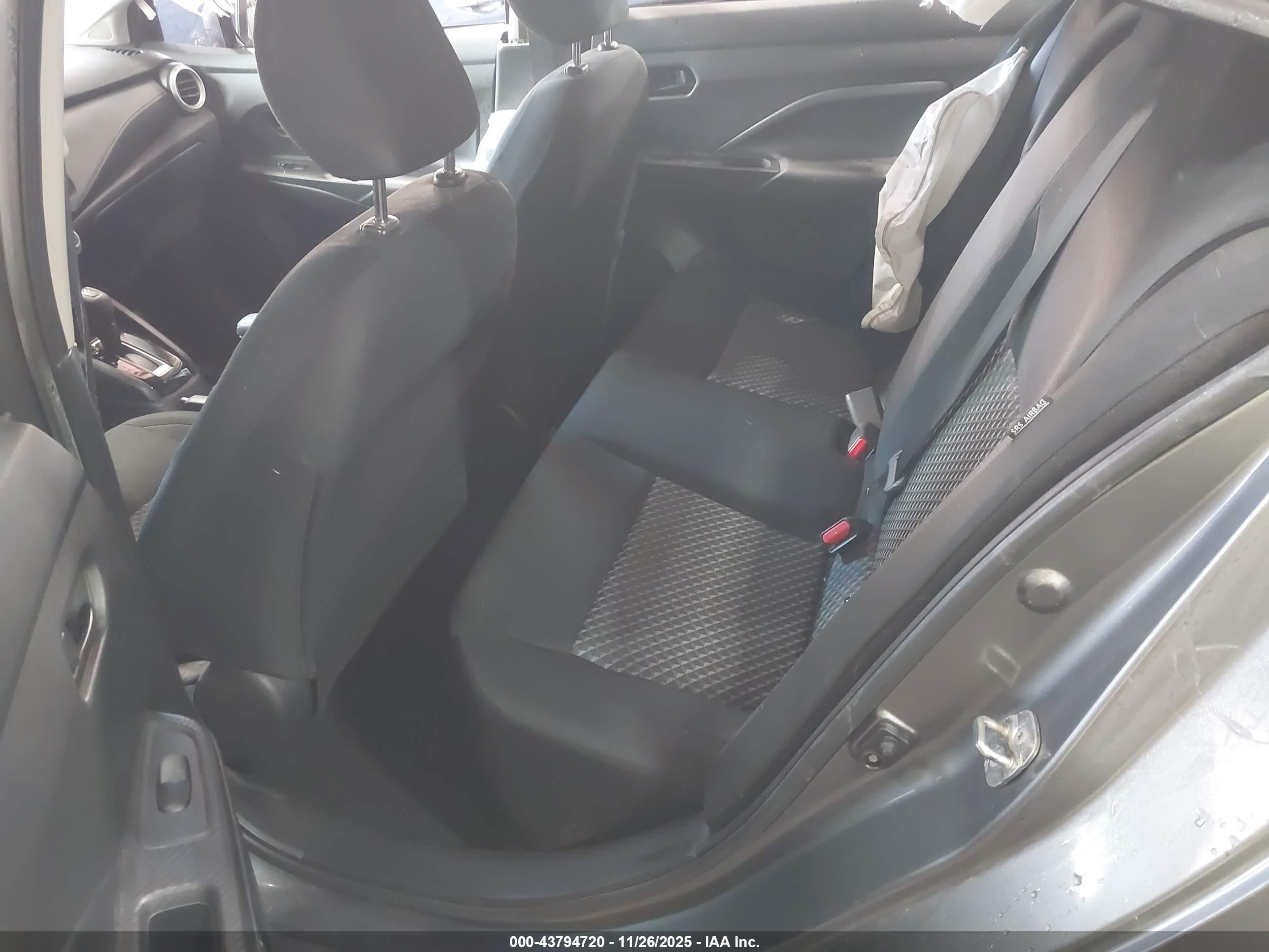 NISSAN VERSA image 8