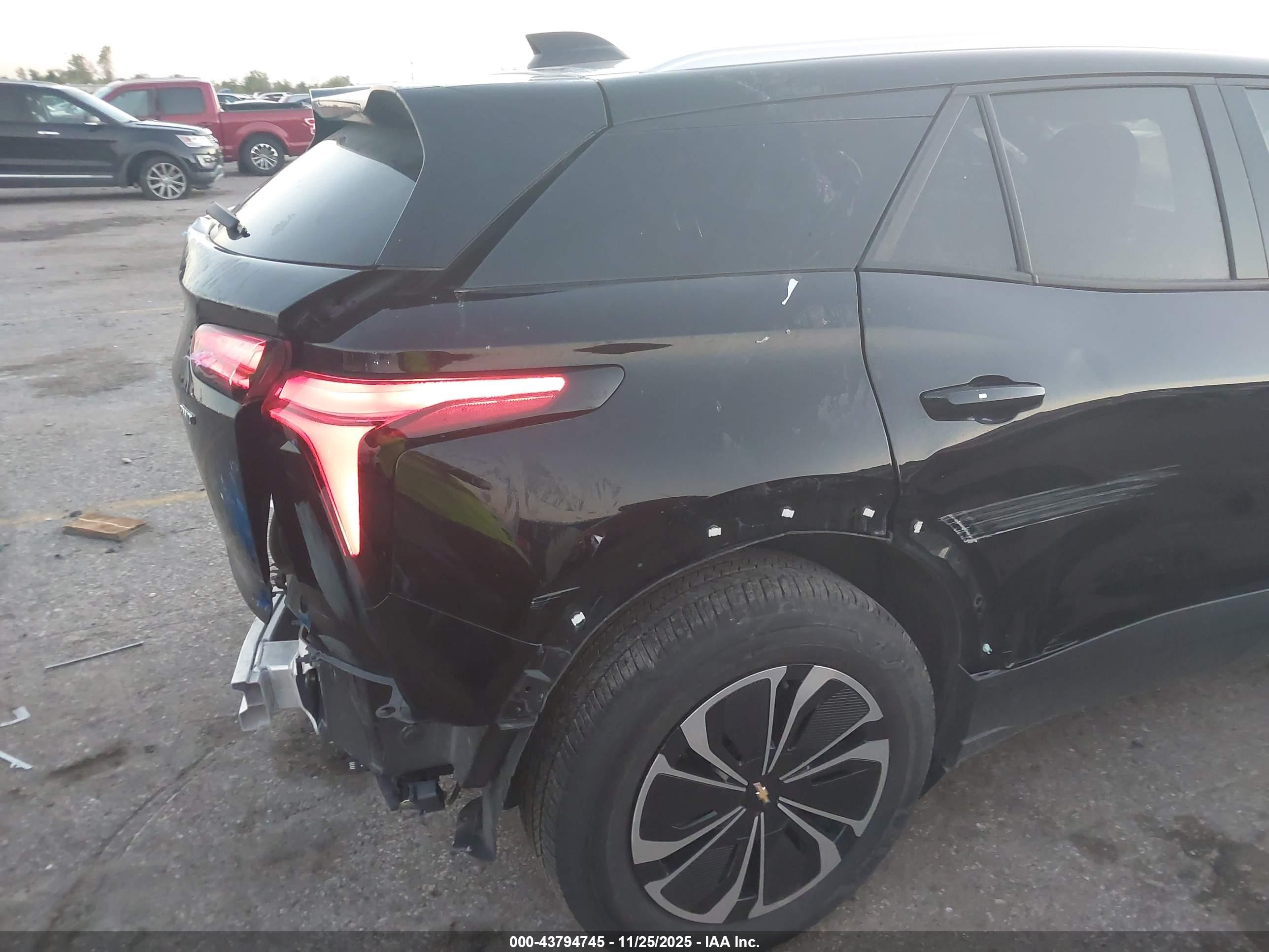 CHEVROLET BLAZER image 6