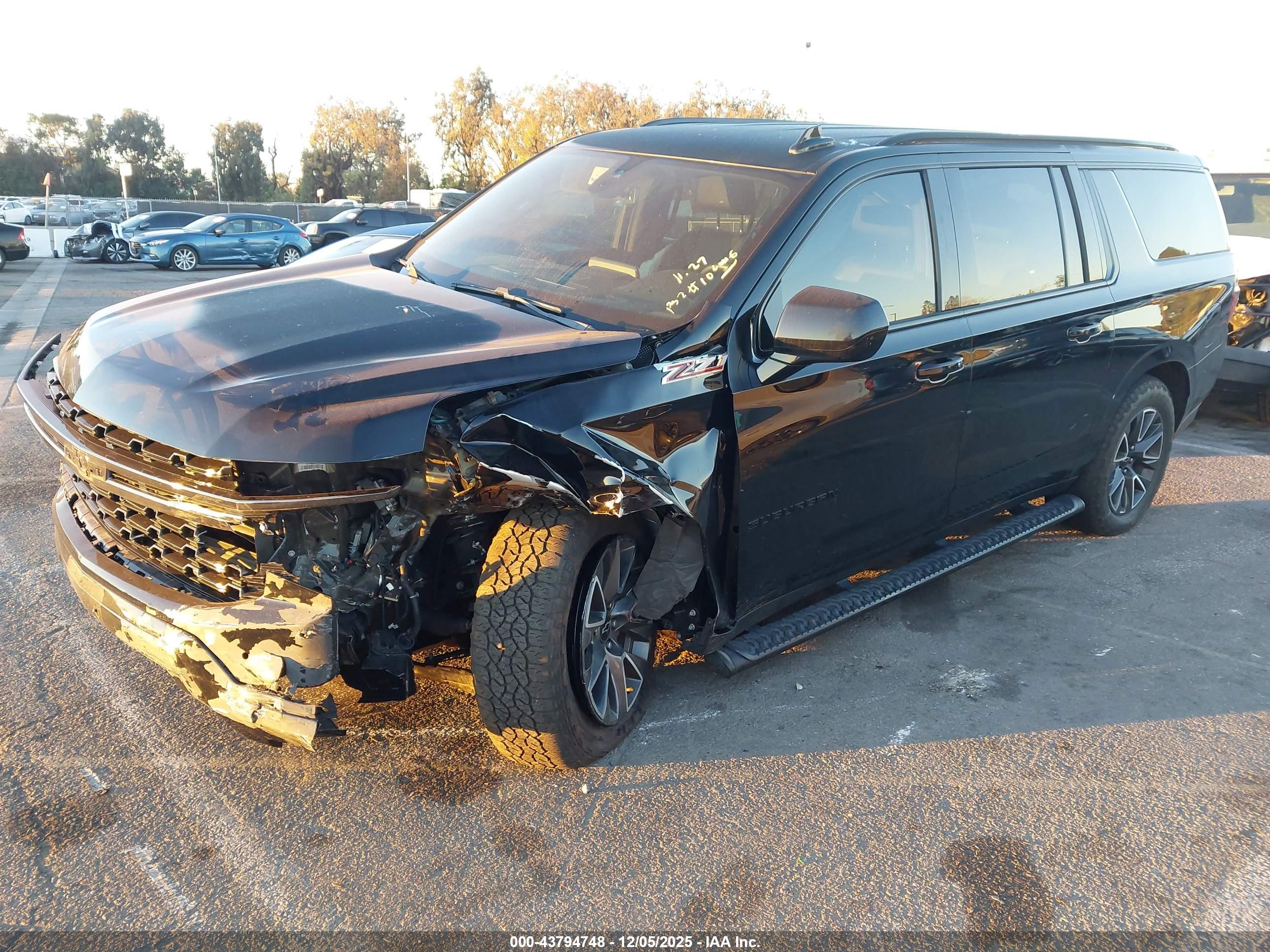 CHEVROLET SUBURBAN image 2