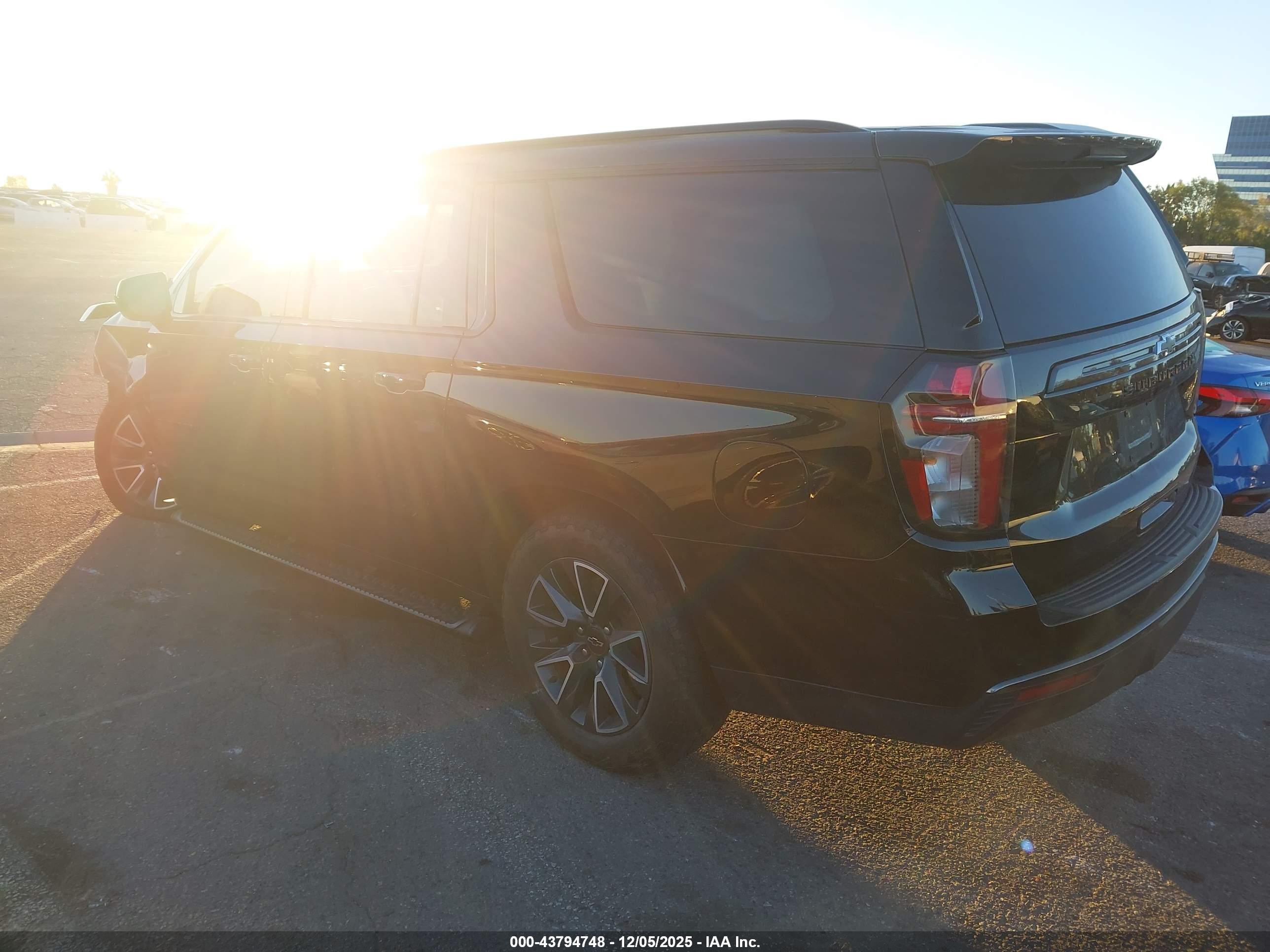CHEVROLET SUBURBAN image 3