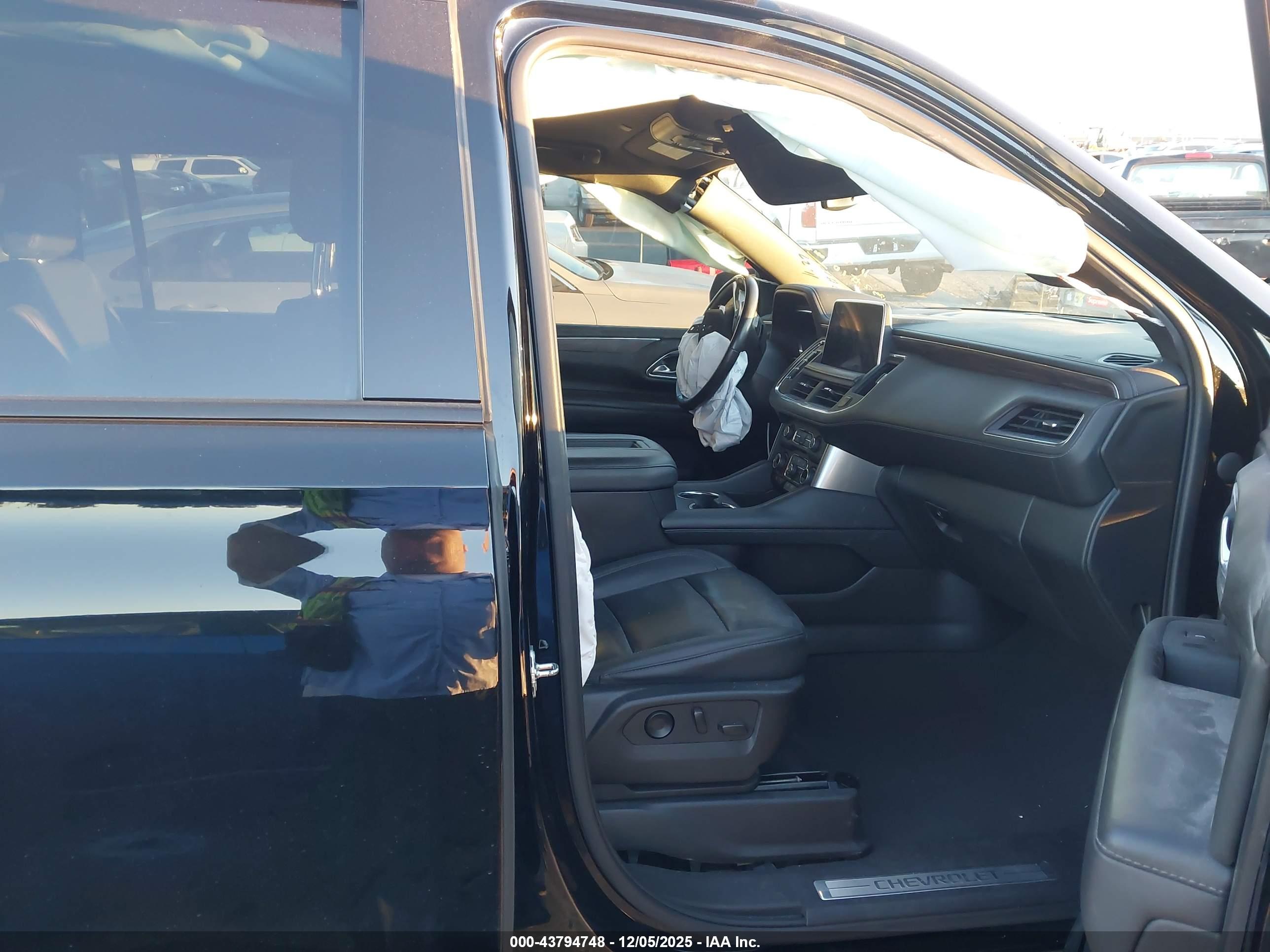 CHEVROLET SUBURBAN image 5
