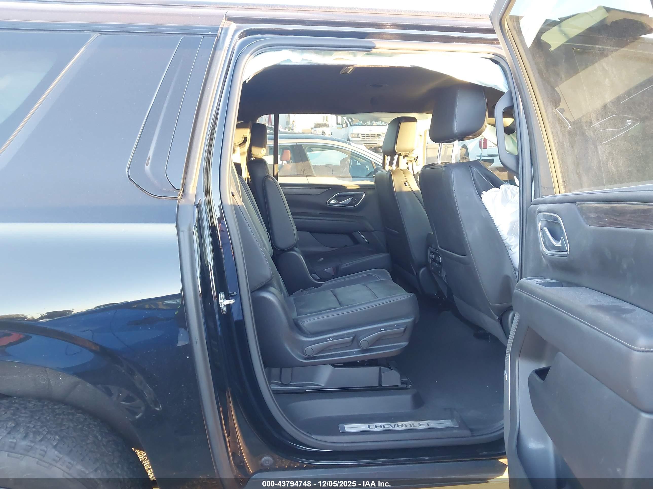 CHEVROLET SUBURBAN image 8