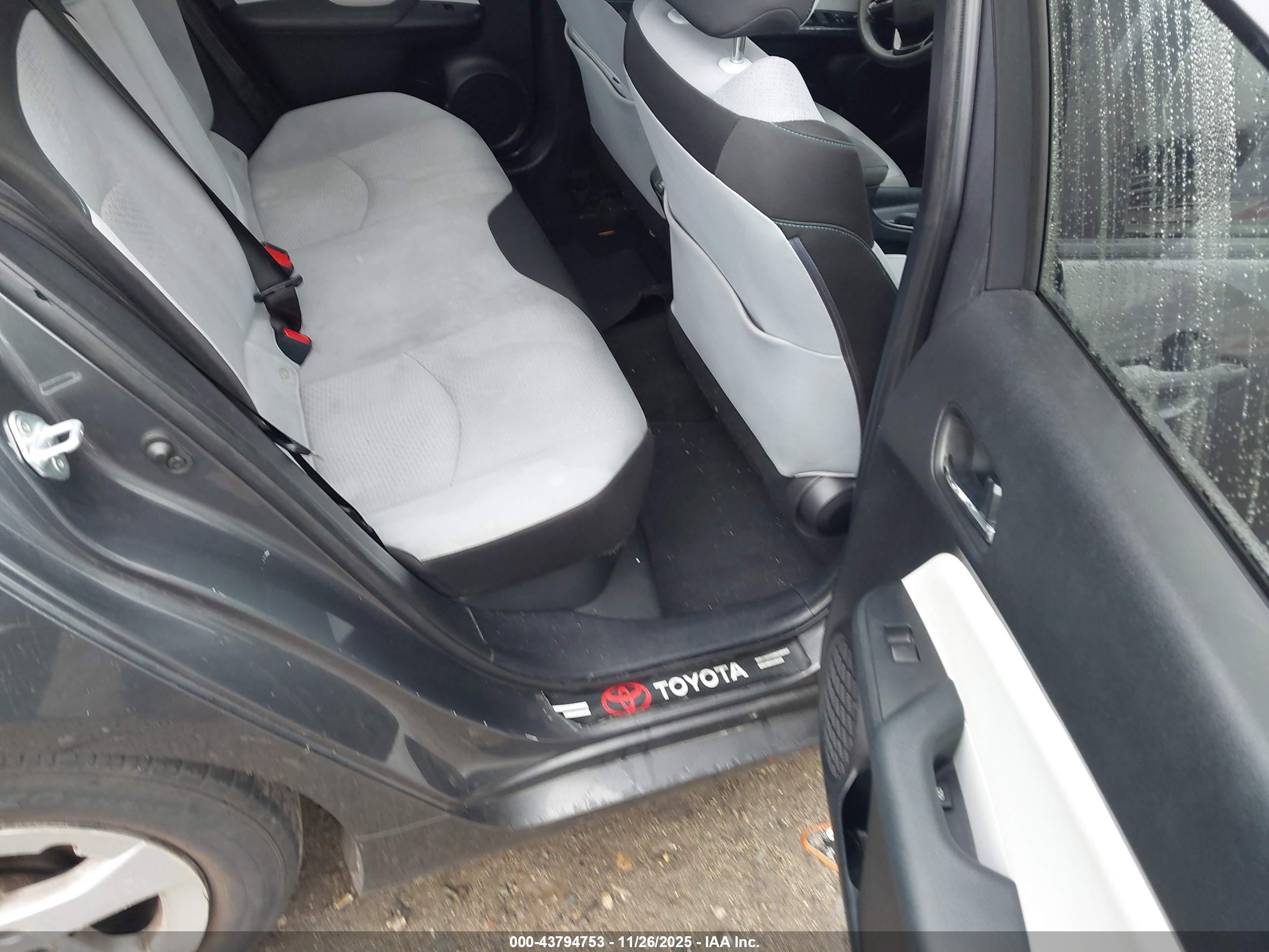 TOYOTA PRIUS image 8