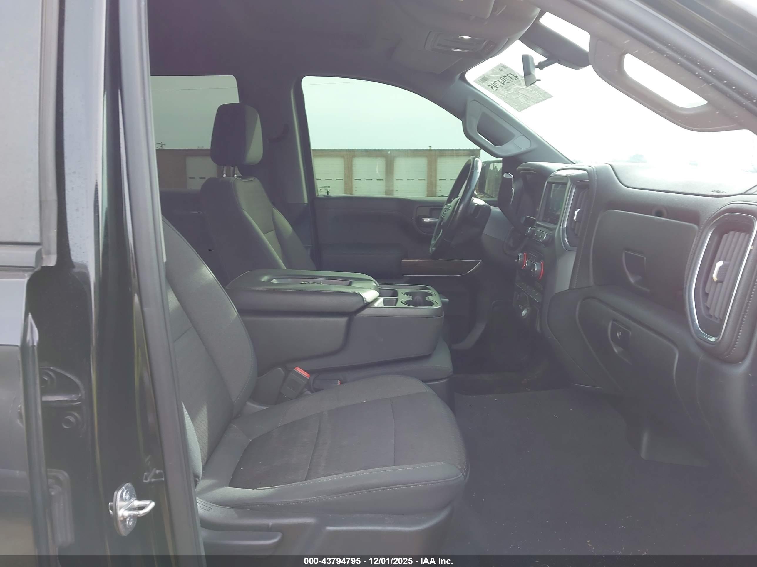 CHEVROLET SILVERADO image 5