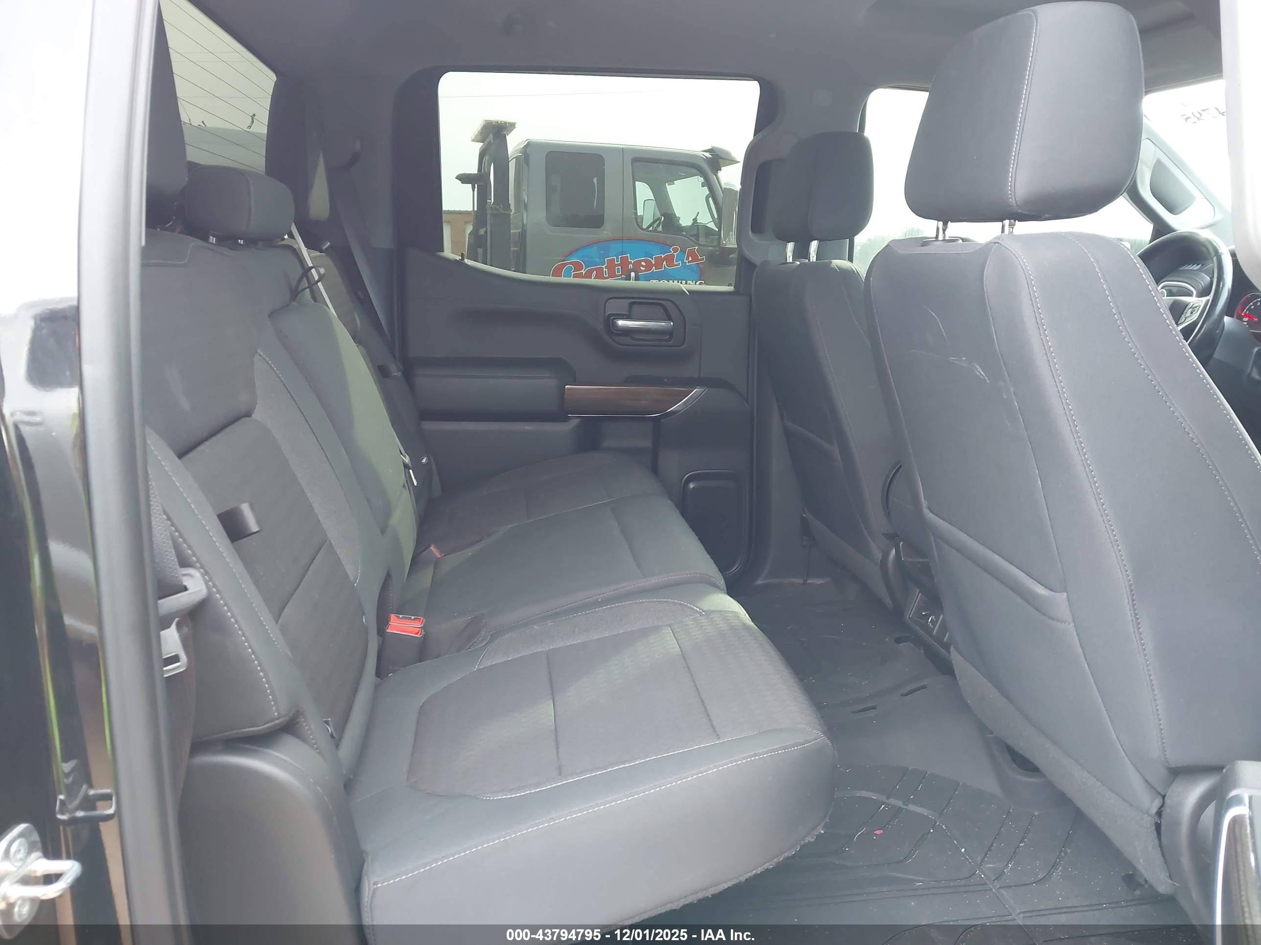 CHEVROLET SILVERADO image 8