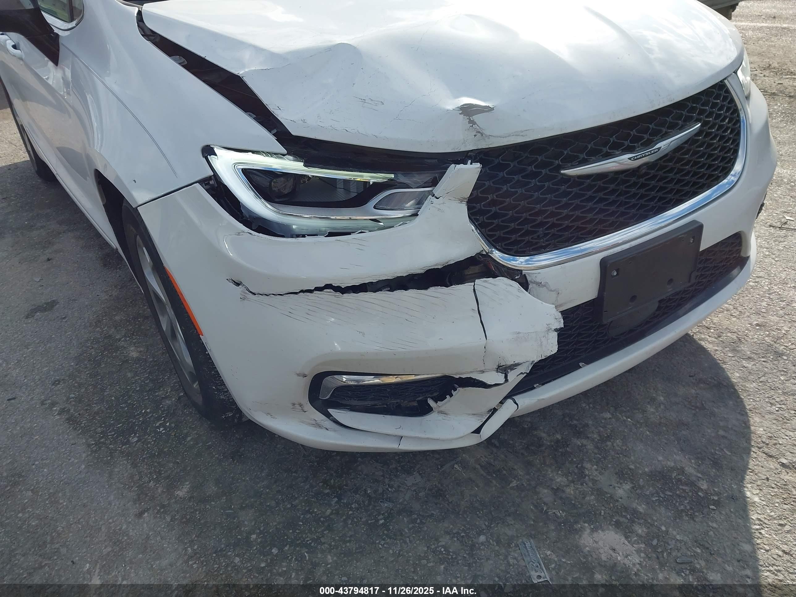 CHRYSLER PACIFICA image 6