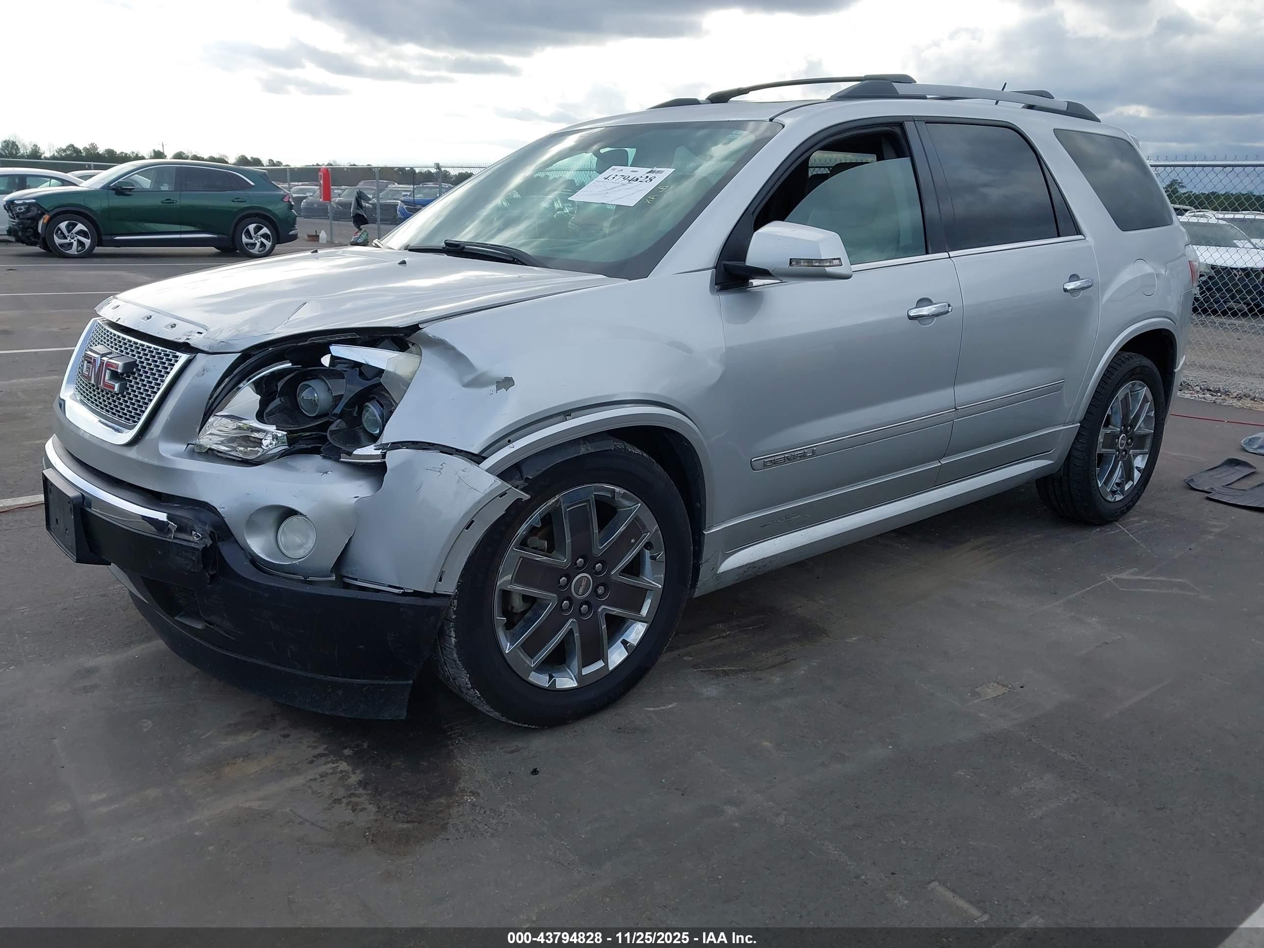 GMC ACADIA image 2