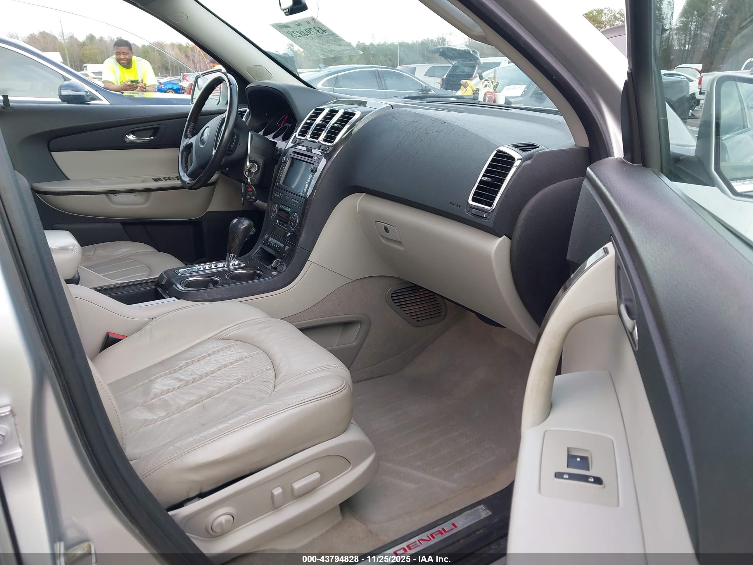 GMC ACADIA image 5